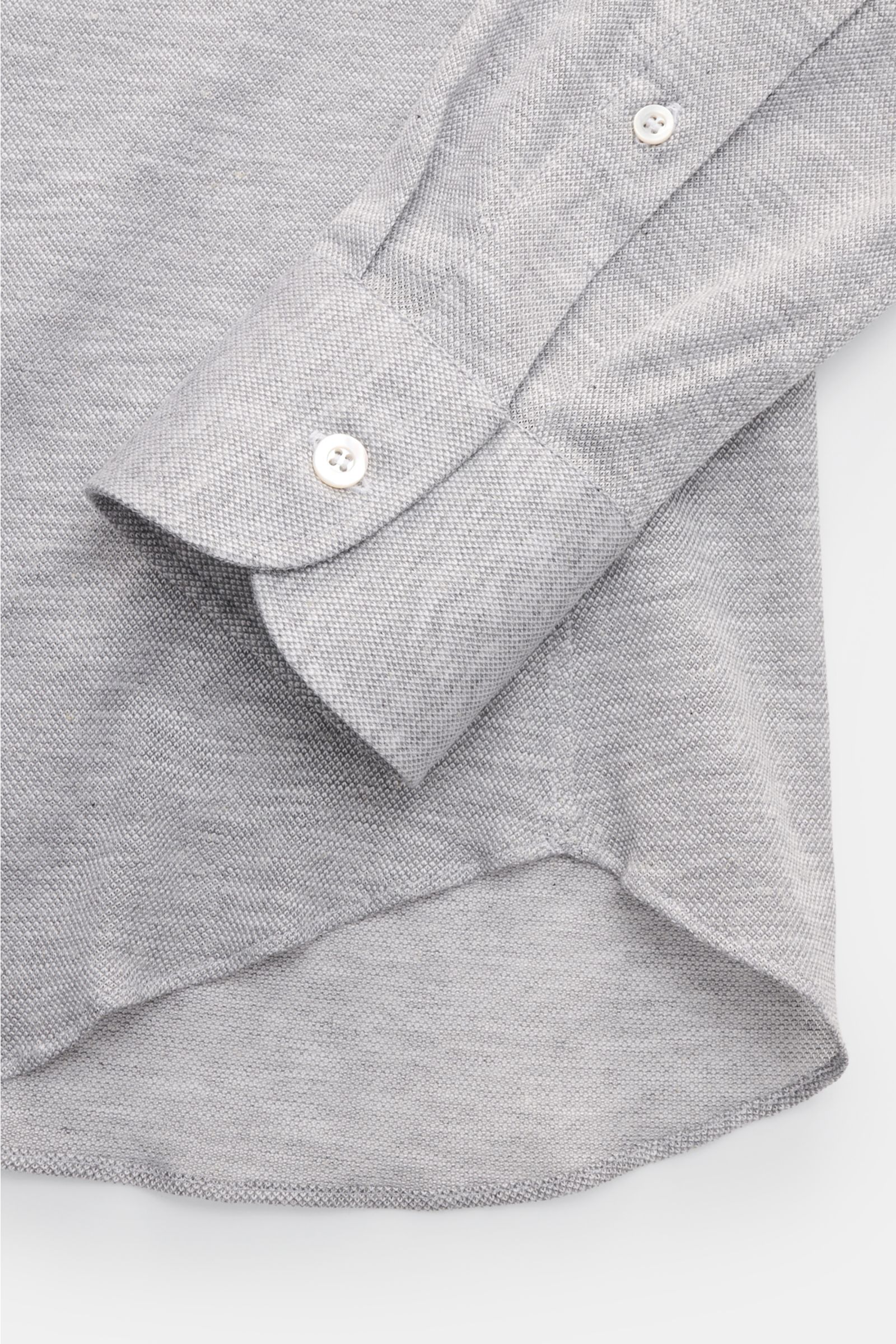 Fray Piqué-Hemd Haifisch-Kragen 'Lione Cucitura' grau meliert shown from a close-up side view, highlighting the cuff and hem. FRAY überzeugt mit dem Hemd 'Lione Cucitura' aus luftigem Piqué, gefertigt aus reiner Baumwolle – ein zeitloses Essential für 