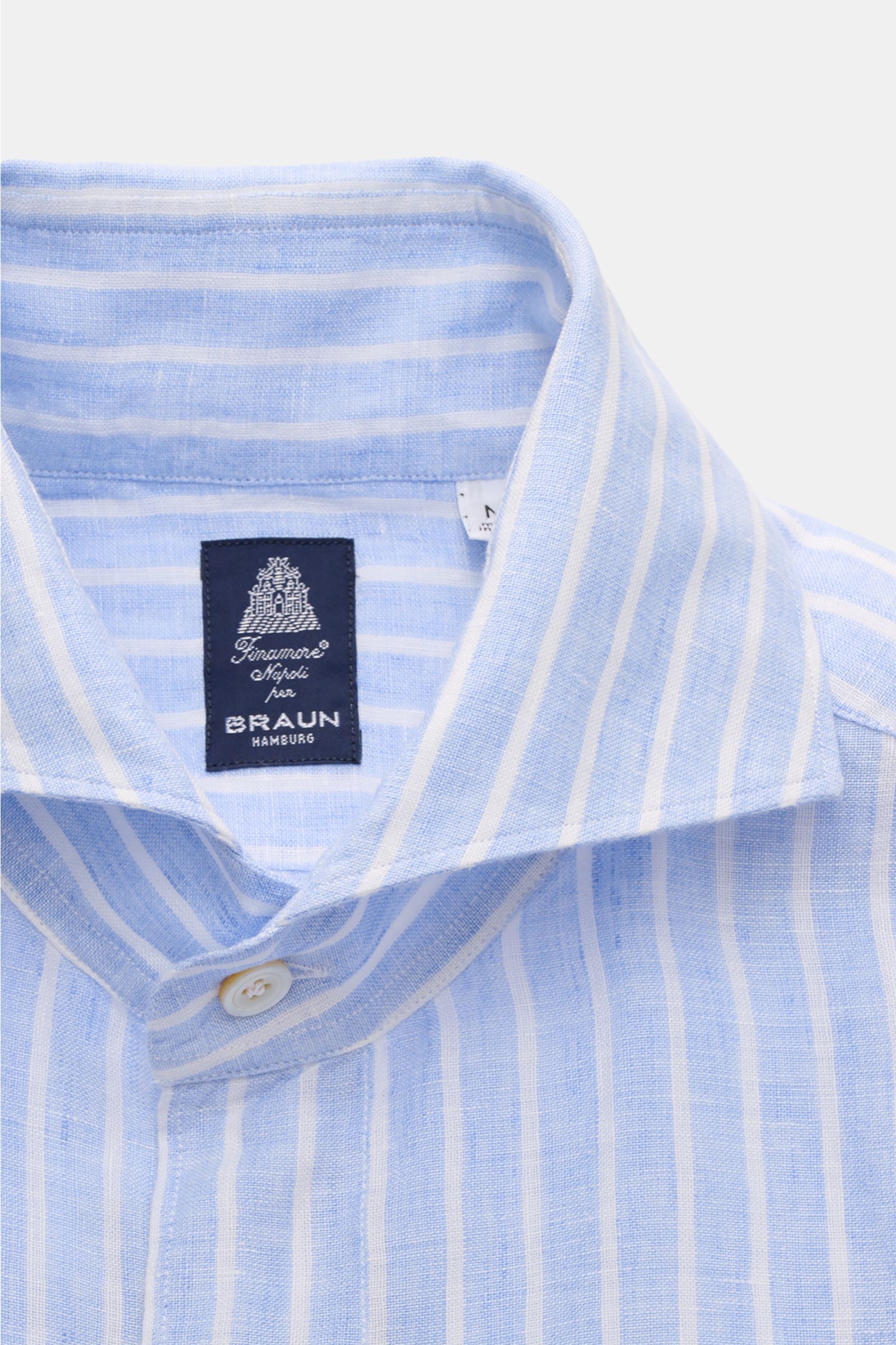 Close-up front view of Finamore Linen shirt 'Sergio Gaeta' shark collar light blue/white striped showcasing its shark collar and French button placket.

Stylish summer essential: The lightweight linen shirt 'Sergio Gaeta' by FINAMORE works with a smart