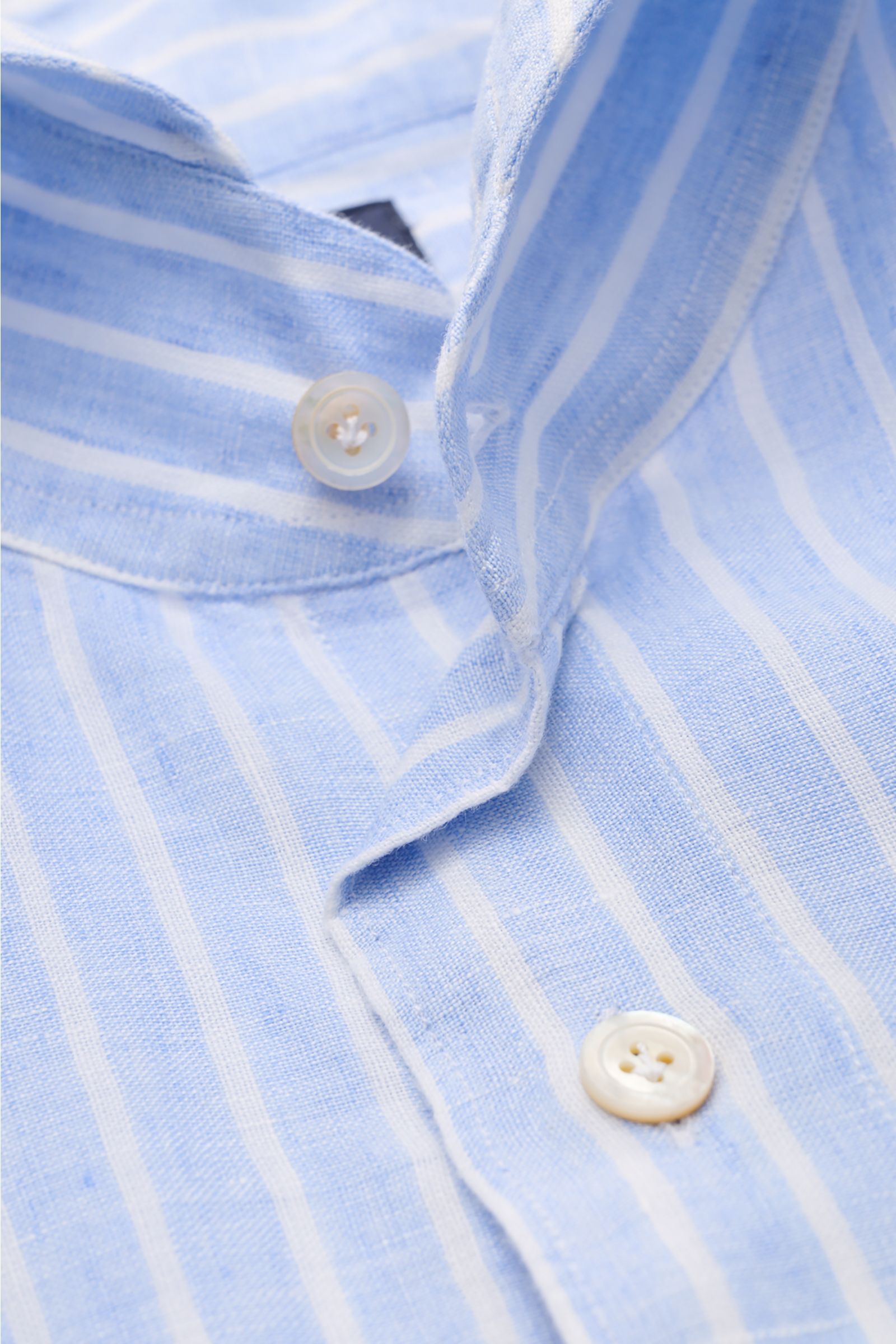 Close-up front view of Finamore Linen shirt 'Sergio Gaeta' shark collar light blue/white striped showing fabric texture and buttons.

Stylish summer essential: The lightweight linen shirt 'Sergio Gaeta' by FINAMORE works with a smart-casual jacket as w