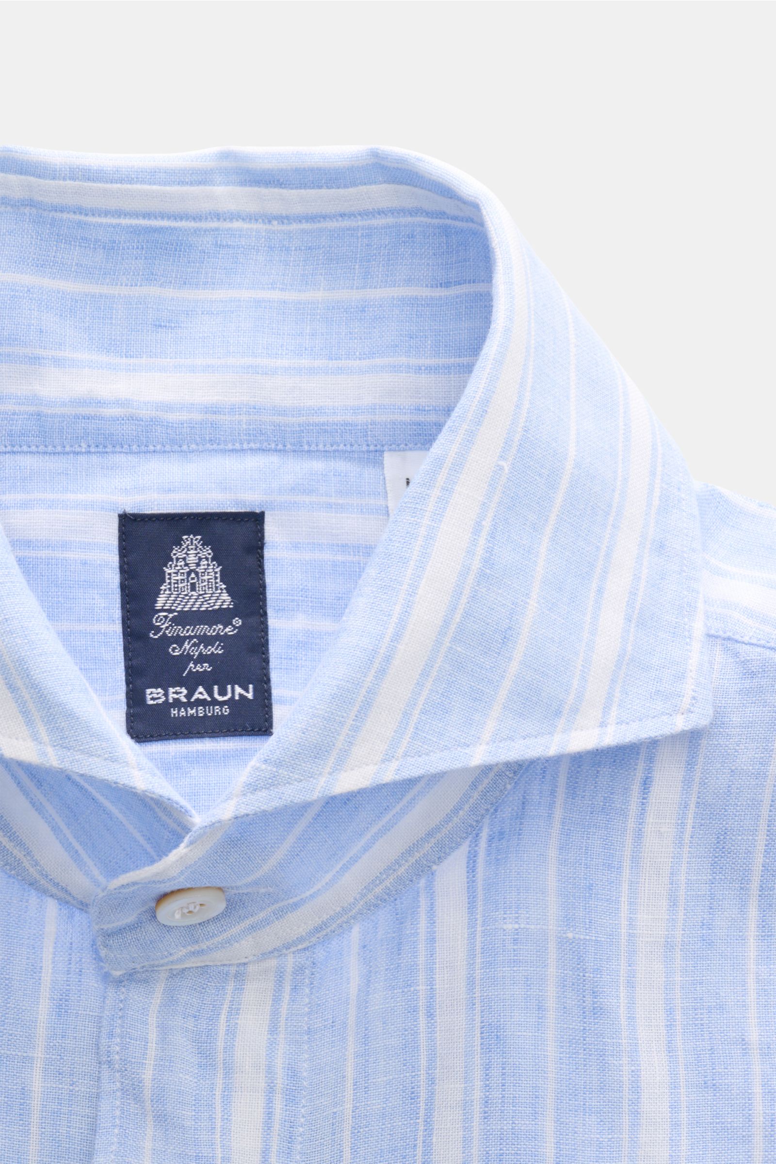 Close-up front view of Finamore Linen shirt 'Sergio Gaeta' shark collar blue/white striped highlighting collar and fabric texture.

Stylish summer essential: The lightweight linen shirt 'Sergio Gaeta' by FINAMORE works with a smart-casual jacket as wel