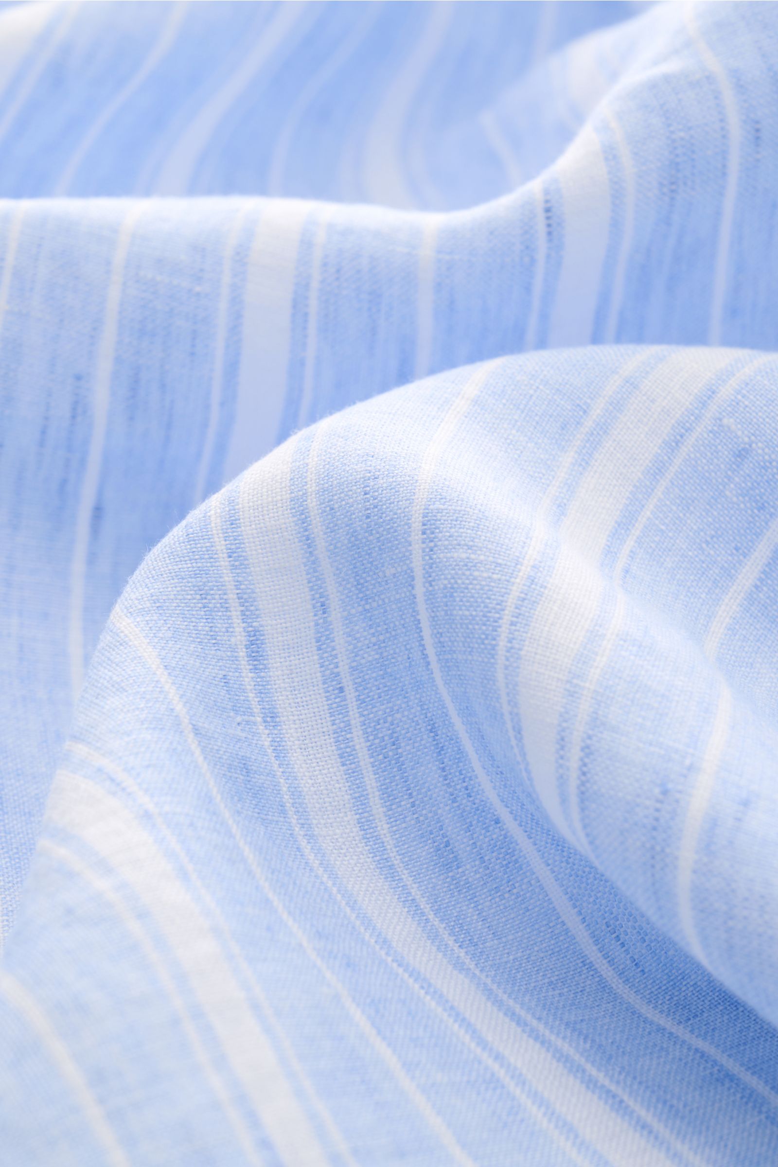 Close-up front view of the Finamore Linen shirt 'Sergio Gaeta' shark collar blue/white striped fabric showing lightweight pure linen texture and typical fabric feel.

Stylish summer essential: The lightweight linen shirt 'Sergio Gaeta' by FINAMORE work