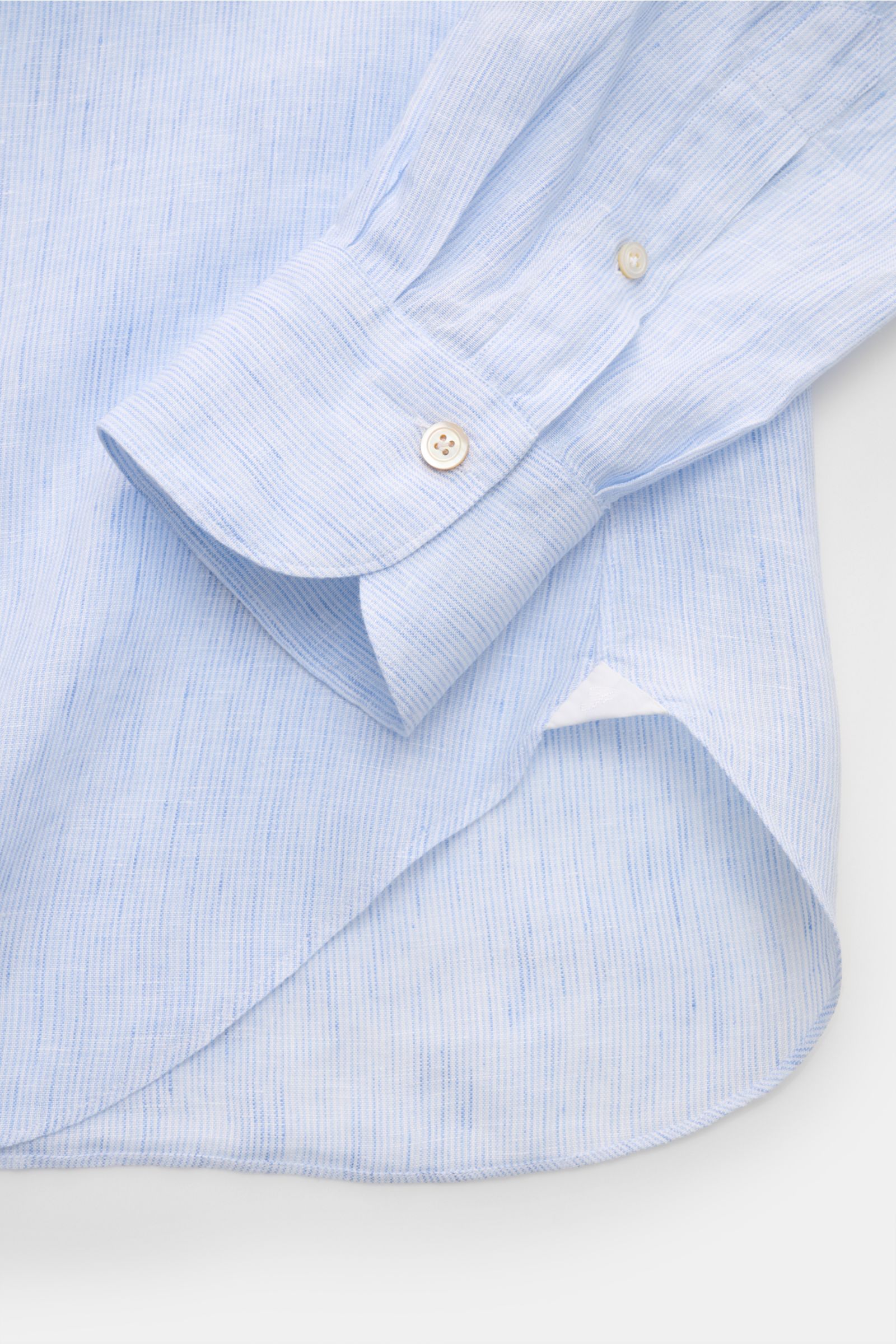 Finamore Leinenhemd 'Sergio Gaeta' Haifisch-Kragen blau/weiß gestreift, Detailaufnahme Ärmel und Saum, reines Leinen, Regular Fit, weicher Griff.