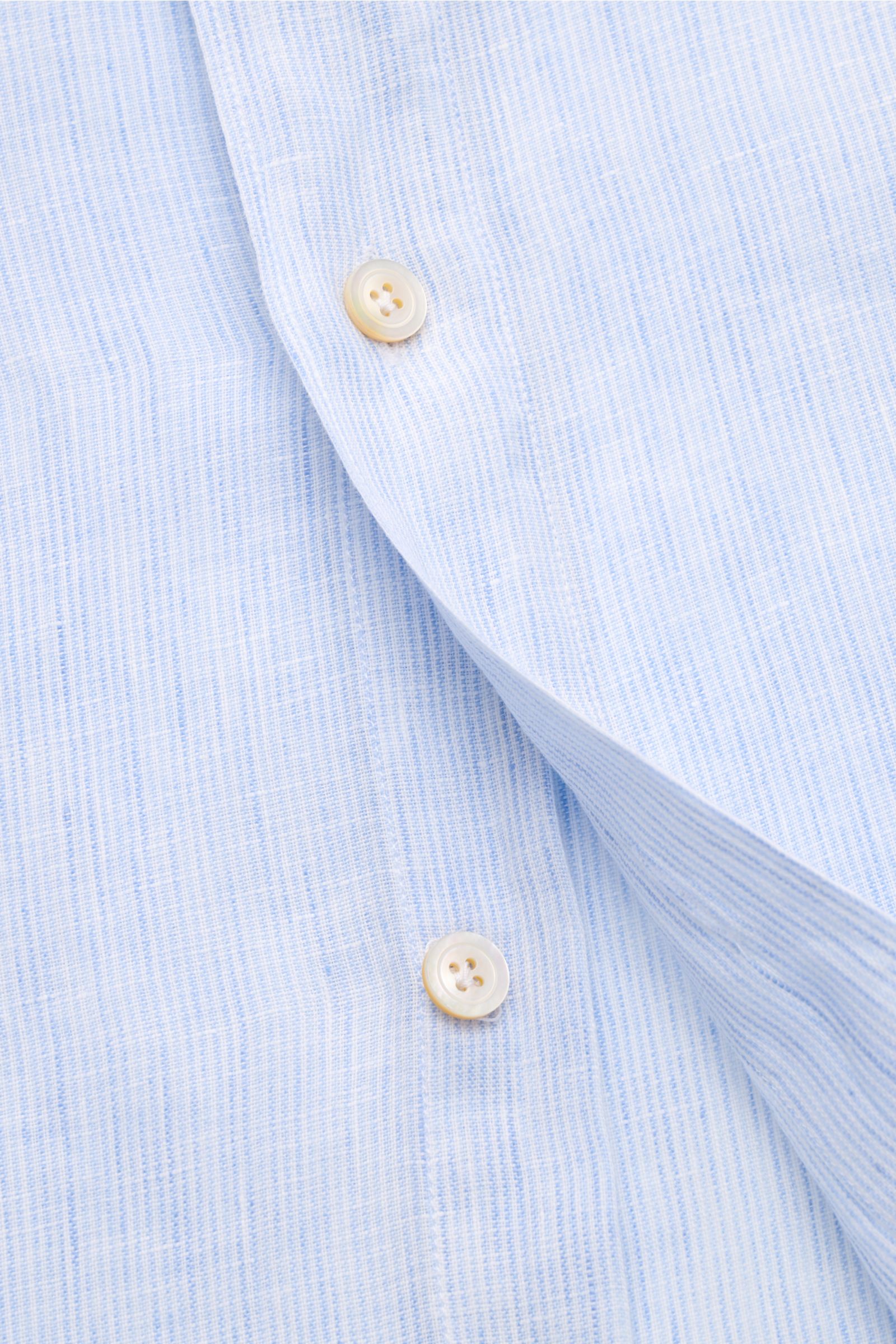 Finamore Leinenhemd 'Sergio Gaeta' Haifisch-Kragen blau/weiß gestreift aus reinem Leinen, weicher Griff, Regular Fit, Detailaufnahme Knopfleiste von schräg oben.