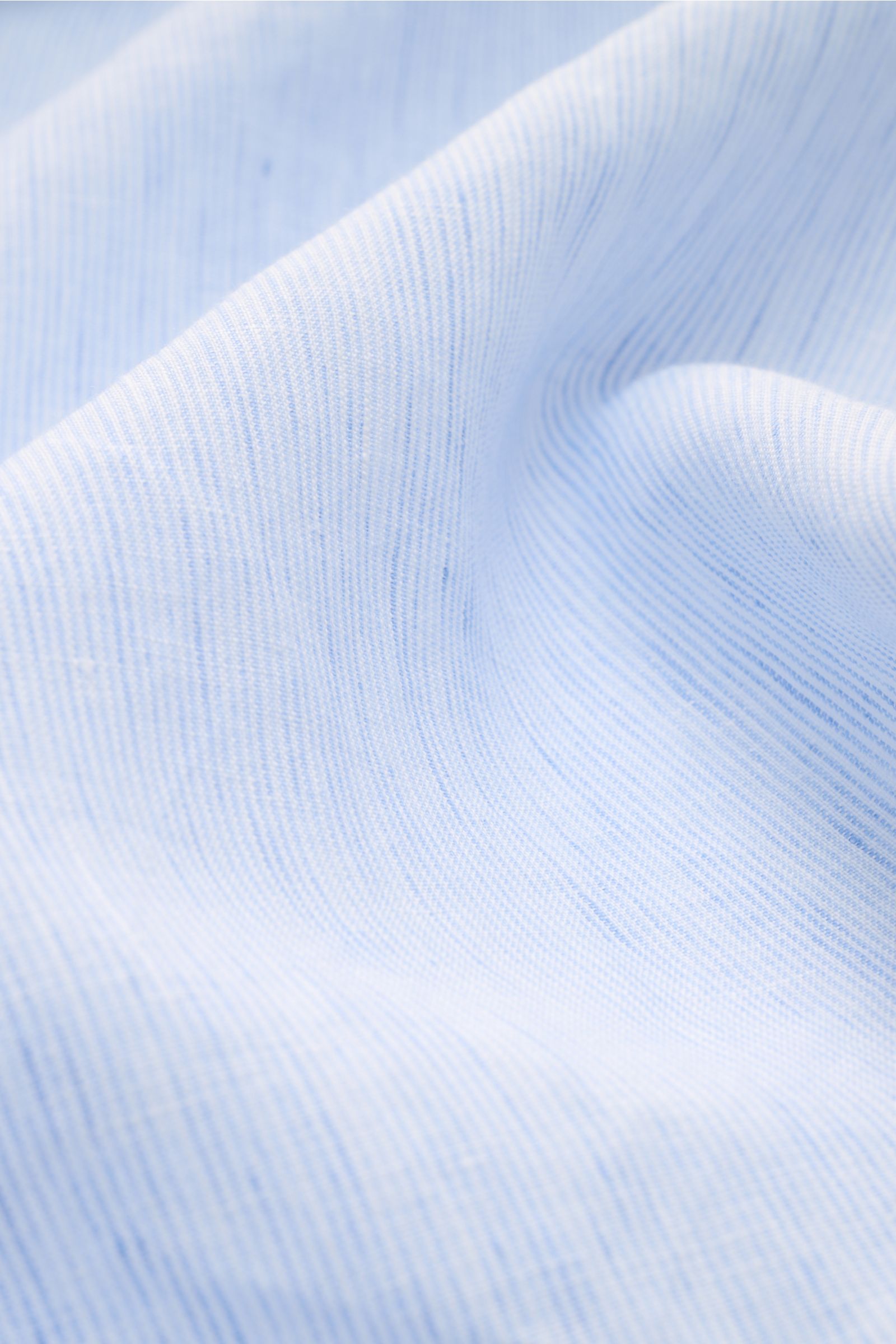 Nahaufnahme des Finamore Leinenhemds 'Sergio Gaeta' Haifisch-Kragen blau/weiß gestreift, reines Leinen, weicher Griff, Regular Fit, französische Knopfleiste, klassische Sportmanschette, gerundeter Saum, zeitloser Klassiker, Detailansicht der feinen Stoffs