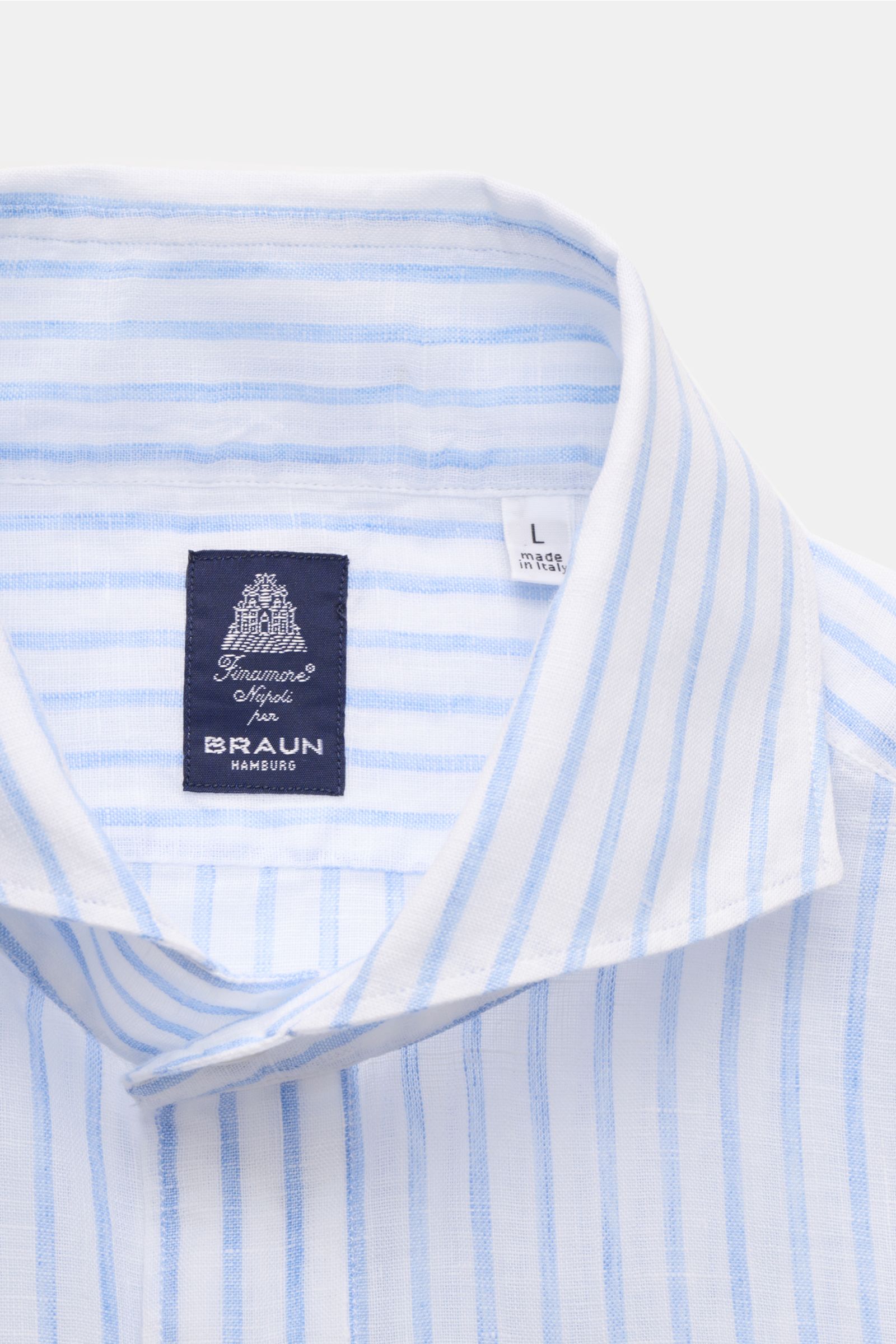 Close-up front view of Finamore Linen shirt 'Sergio Gaeta' shark collar light blue/white striped, showcasing airy linen fabric and detailed collar.

Perfectly equipped for warm days: This linen shirt 'Sergio Gaeta' made of airy fabric in a comfortable 