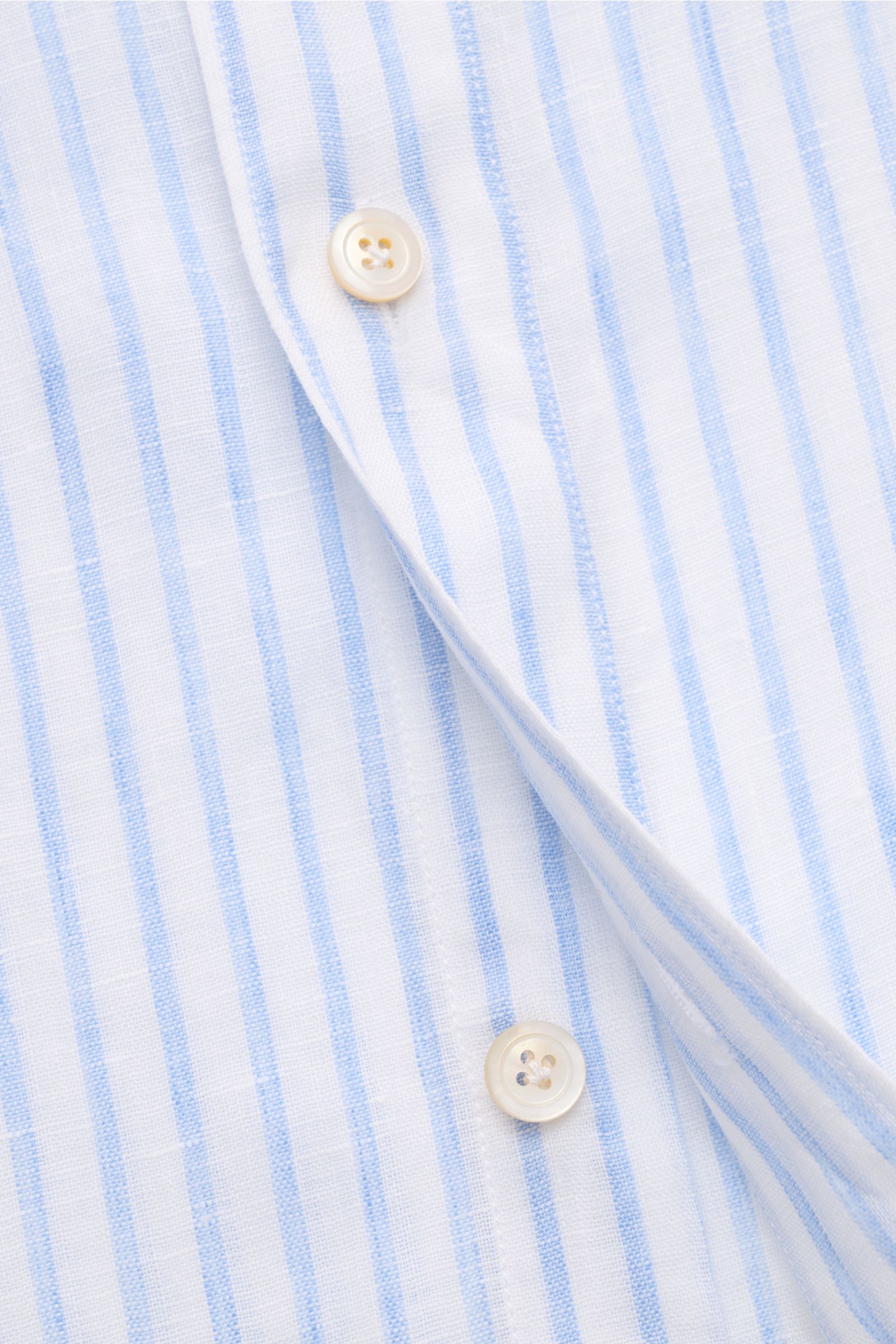 Finamore Leinenhemd 'Sergio Gaeta' Haifisch-Kragen hellblau/weiß gestreift, Detailaufnahme der Knopfleiste und feinen Leinwandbindung, leichter Stoff, Regular Fit.
