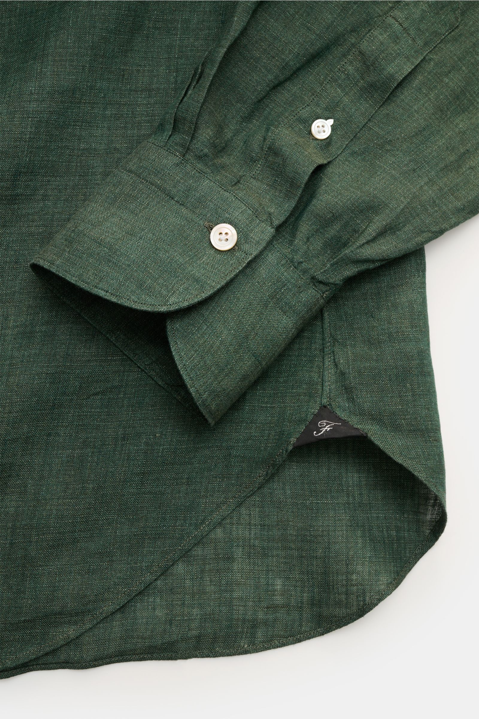 Nahaufnahme von Ärmel und Saum des Finamore Leinenhemds 'Sergio Gaeta' Haifisch-Kragen dunkelgrün meliert in Regular Fit mit französischer Knopfleiste.
