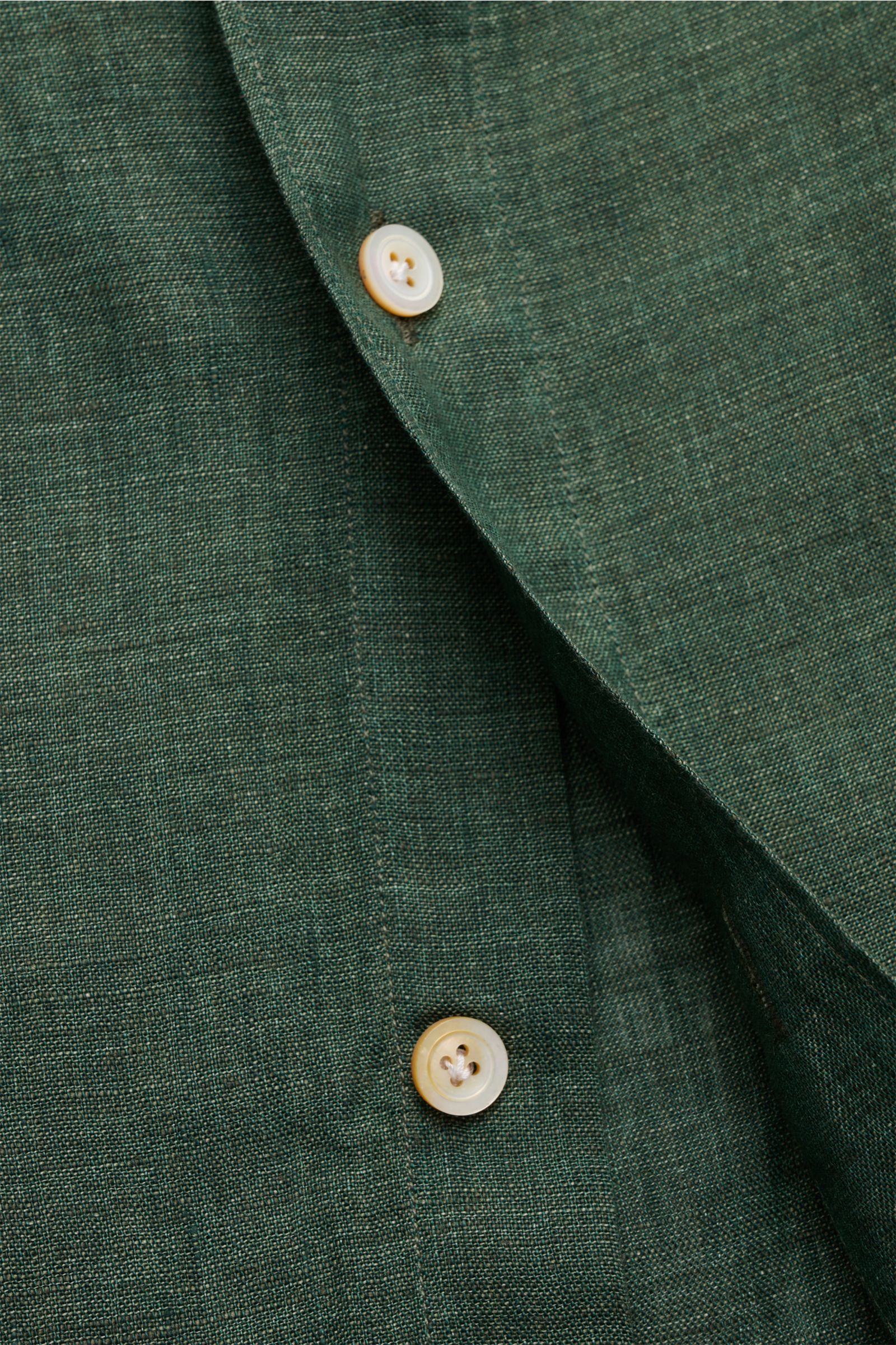 Finamore Leinenhemd 'Sergio Gaeta' Haifisch-Kragen dunkelgrün meliert, Detailaufnahme der französischen Knopfleiste und leichten Leinenstruktur.