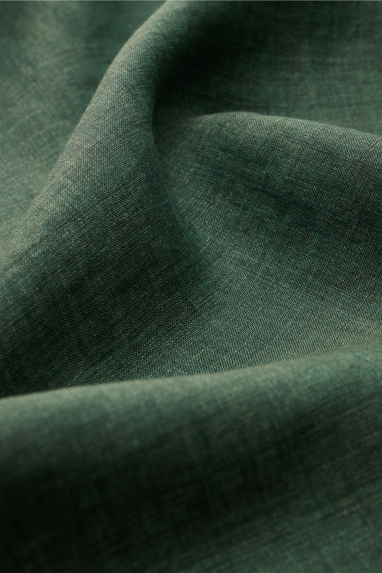 Finamore Leinenhemd 'Sergio Gaeta' Haifisch-Kragen dunkelgrün meliert, Nahaufnahme der leichten, weichen Leinwandbindung aus Leinen, Detailansicht.