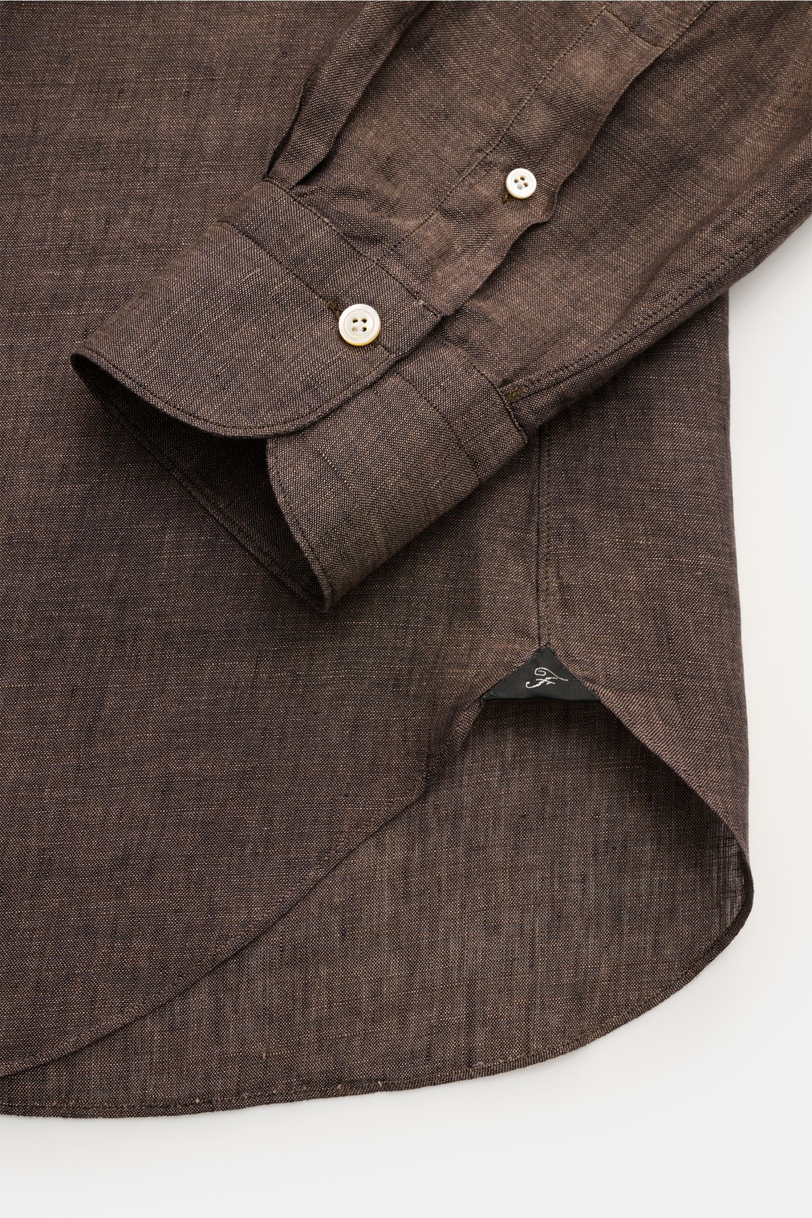 Nahaufnahme des Finamore Leinenhemds 'Sergio Gaeta' Haifisch-Kragen braun meliert, zeigt Ärmel mit Sportmanschette und gerundeten Saum.