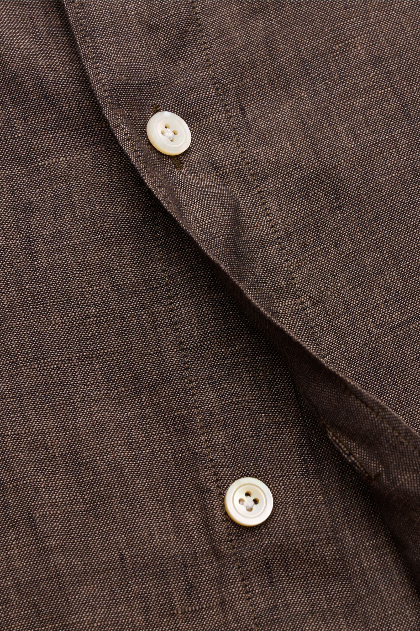 Nahaufnahme des braun melierten Finamore Leinenhemds 'Sergio Gaeta' Haifisch-Kragen, leichte Leinwandbindung, französische Knopfleiste, Regular Fit.