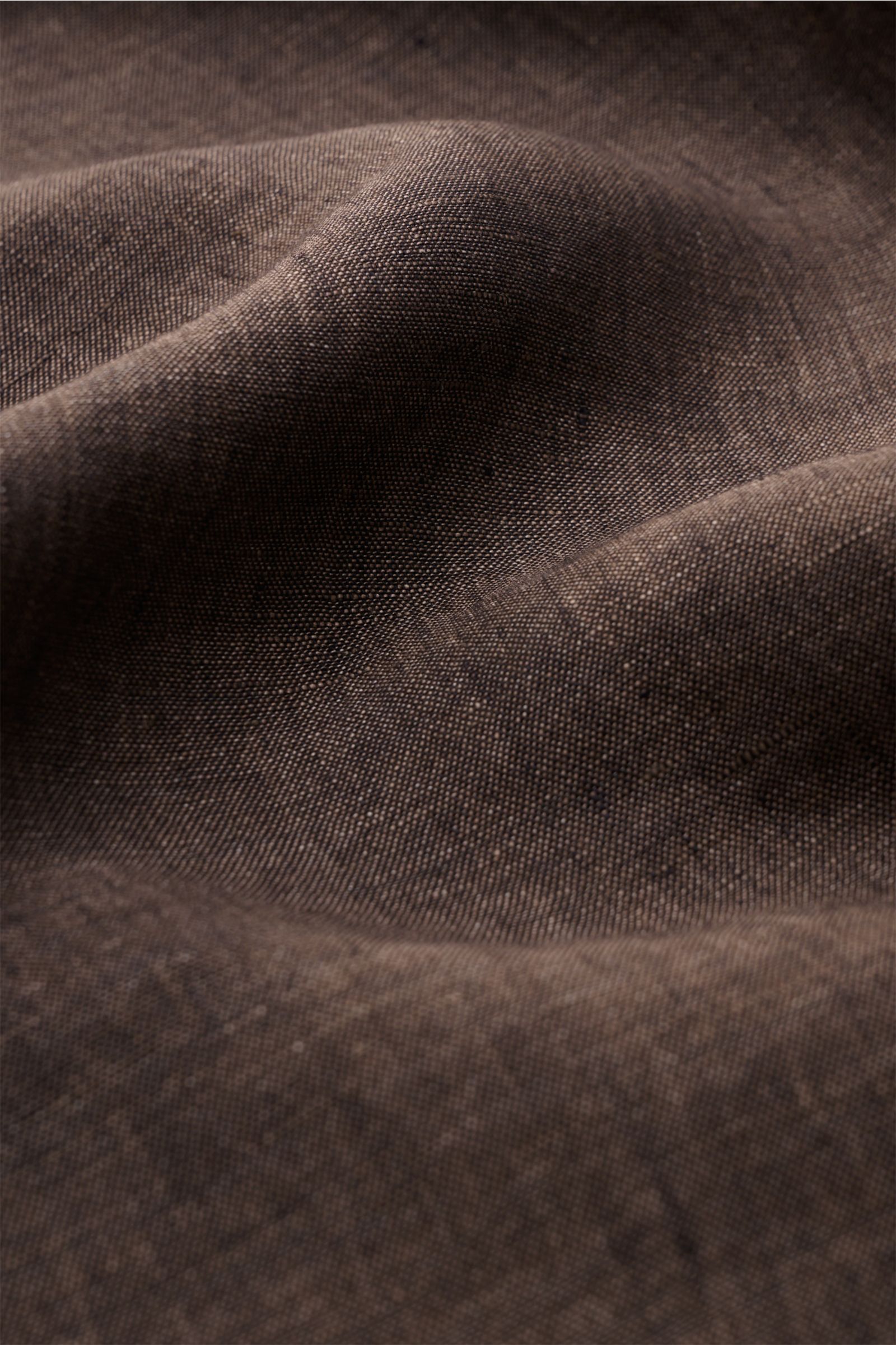 Braunes, meliertes Leinengewebe in Nahaufnahme, Detailaufnahme des Finamore Leinenhemds 'Sergio Gaeta' Haifisch-Kragen, leichte Leinwandbindung.