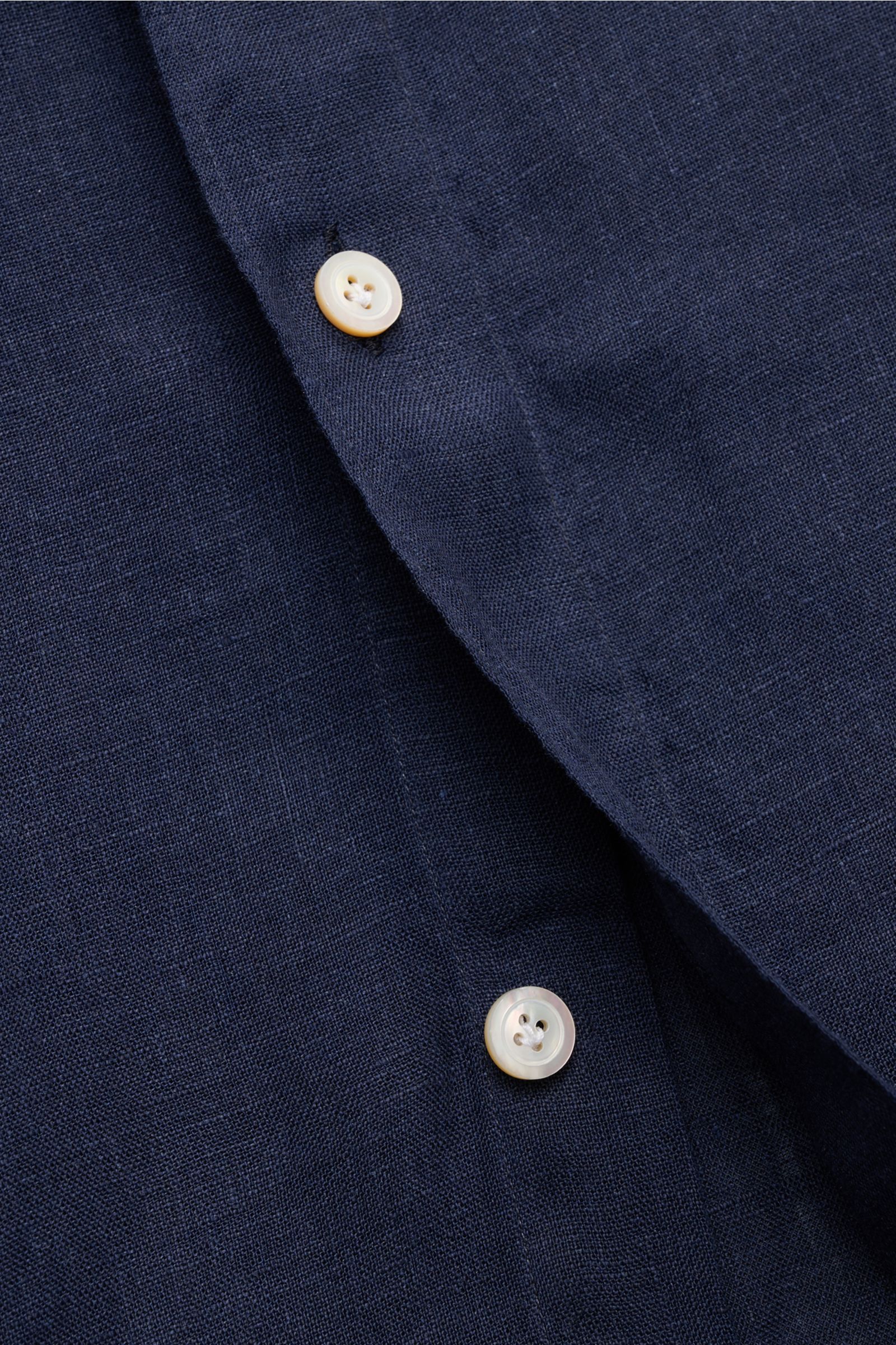 Close-up front view of Finamore Linen shirt 'Sergio Gaeta' shark collar navy, showing lightweight navy linen fabric and white buttons.

Perfectly equipped for warm days: This linen shirt 'Sergio Gaeta' made of airy fabric in a comfortable regular fit f
