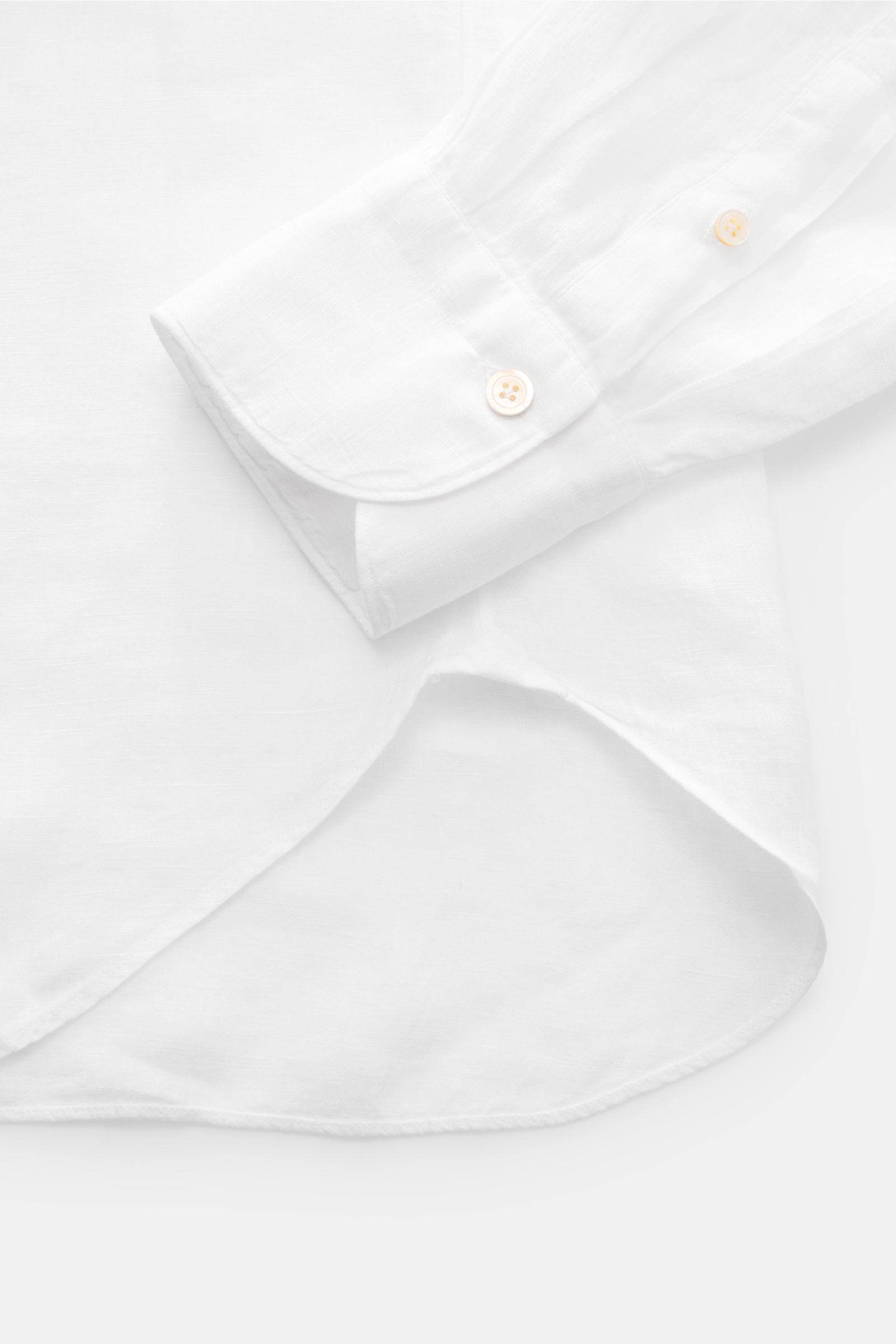 Finamore Leinenhemd 'Sergio Gaeta' Haifisch-Kragen weiß, Detailaufnahme Ärmel mit extralangem Schnitt, reines Leinen, weicher Griff, Regular Fit, französische Knopfleiste, klassische Sportmanschette, gerundeter Saumverlauf.