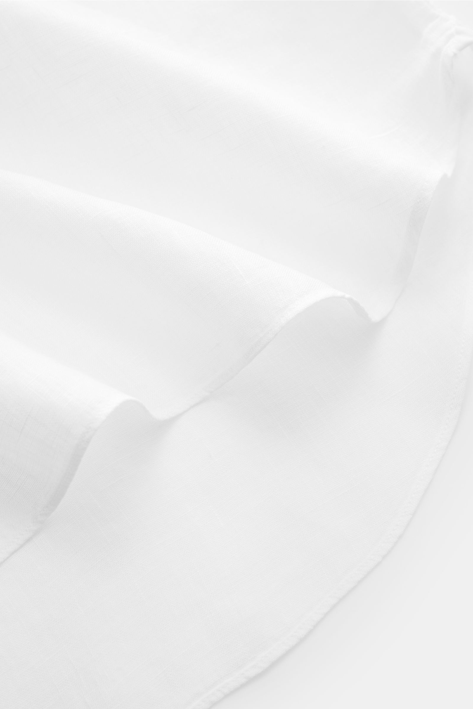 Finamore Leinenhemd 'Sergio Gaeta' Haifisch-Kragen weiß, nähere Ansicht des gerundeten Saums aus weichem, reinem Leinen, Regular Fit.