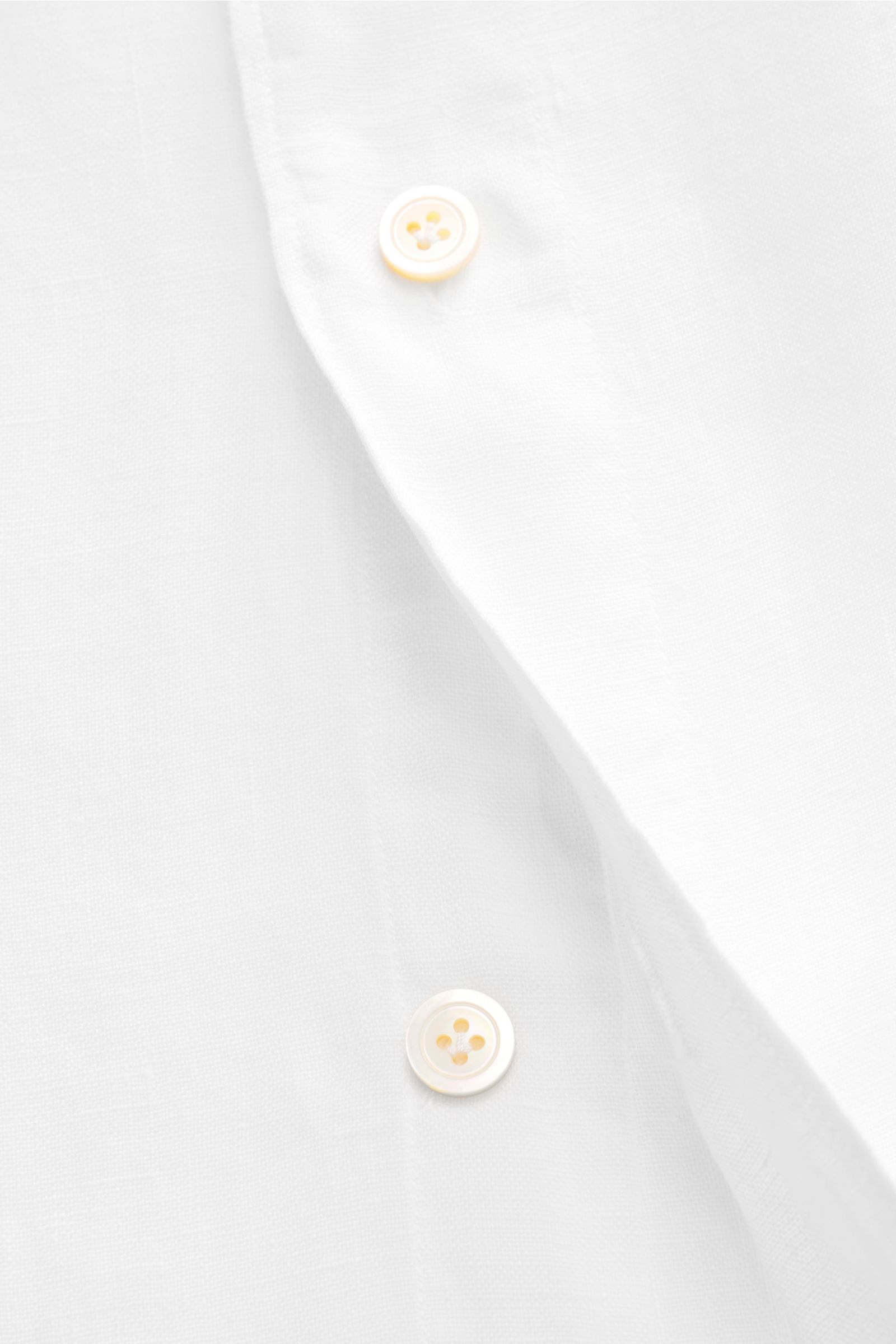 Finamore Leinenhemd 'Sergio Gaeta' Haifisch-Kragen weiß, Detailansicht von vorne, reines Leinen, weicher Griff, Regular Fit, französische Knopfleiste, klassische Sportmanschette, extralange Ärmel, gerundeter Saumverlauf.