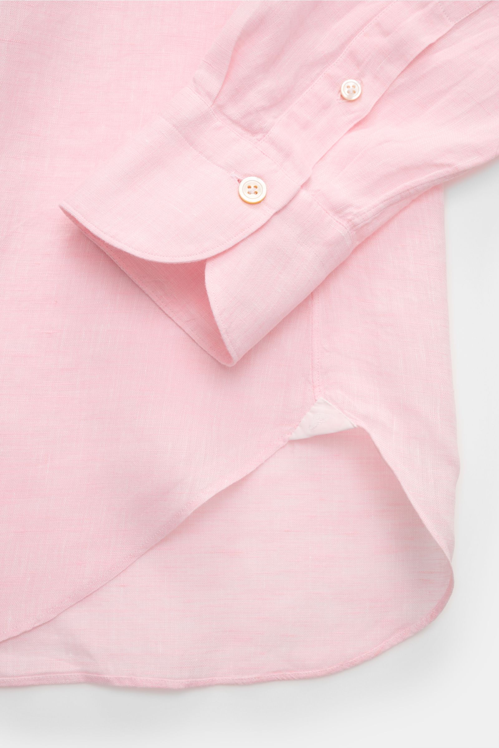 Close-up image showing the cuff and hem from a top-down perspective of the Finamore Linen shirt 'Sergio Gaeta' shark collar rose, featuring pure linen, soft feel, regular fit, shark collar, French button placket, classic barrel cuffs, extra-long sleeves, 