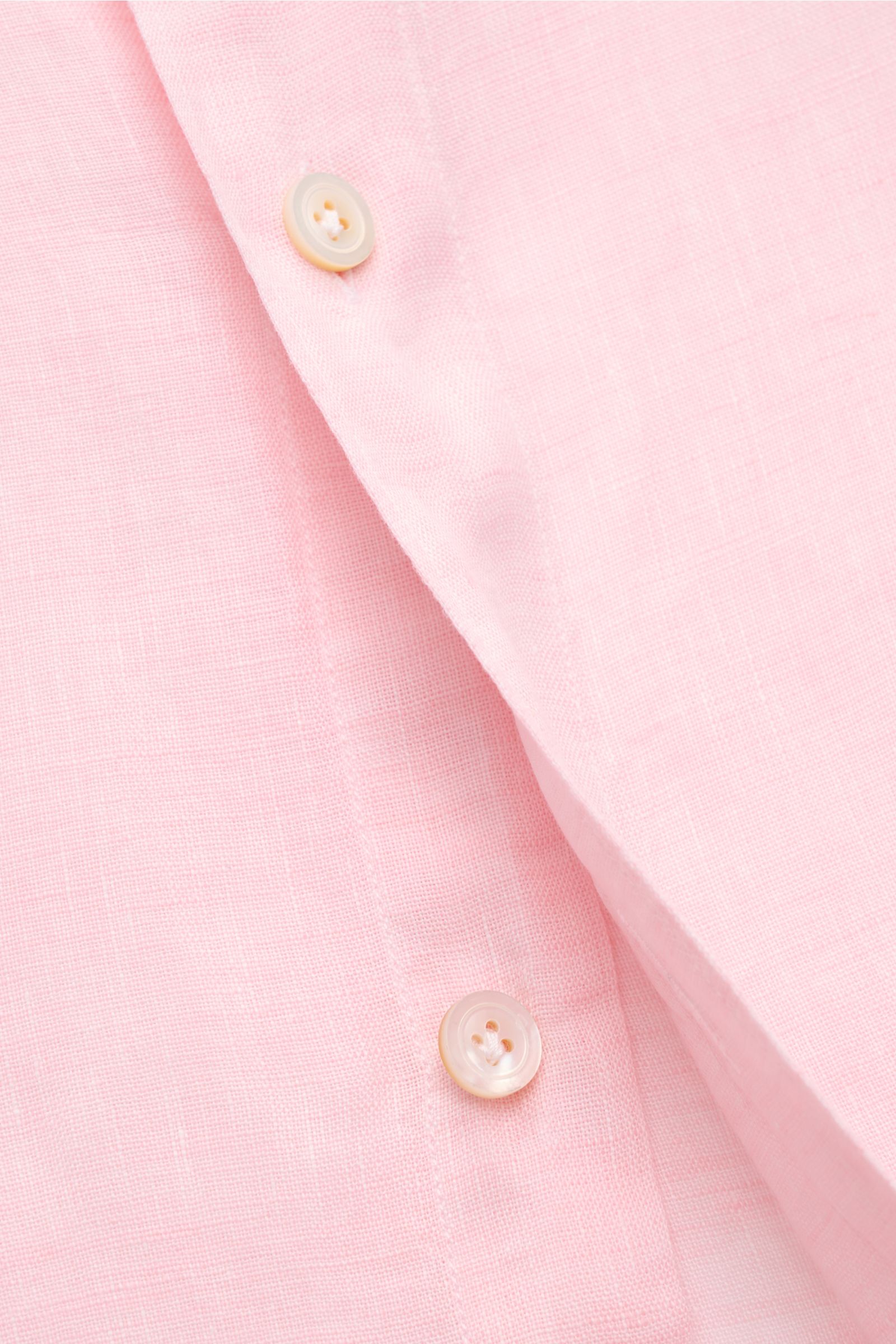 Close-up front view of the Finamore Linen shirt 'Sergio Gaeta' shark collar rose, showcasing pure linen fabric, soft feel, regular fit, shark collar, French button placket, classic barrel cuffs, extra-long sleeves, and rounded hem.