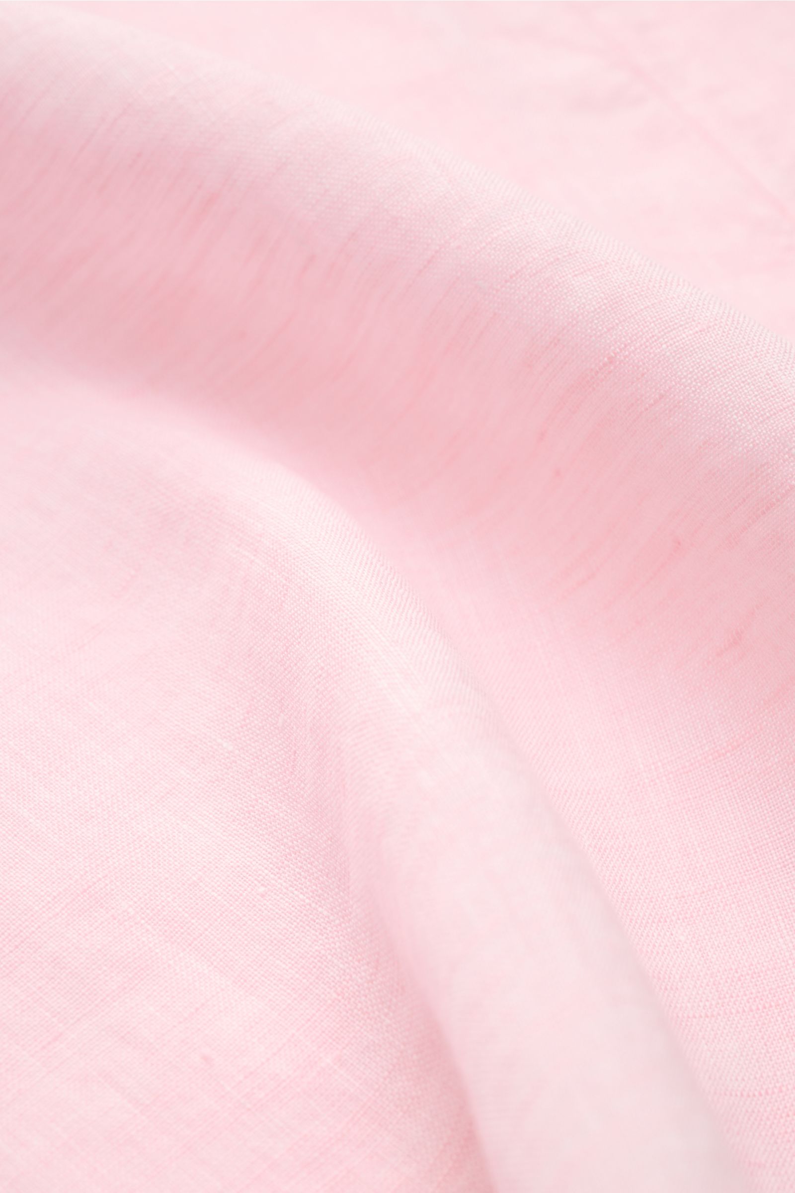 Close-up front view of the Finamore Linen shirt 'Sergio Gaeta' shark collar rose fabric showing pure linen, soft feel, regular fit, shark collar, French button placket, classic barrel cuffs, extra-long sleeves, and rounded hem.