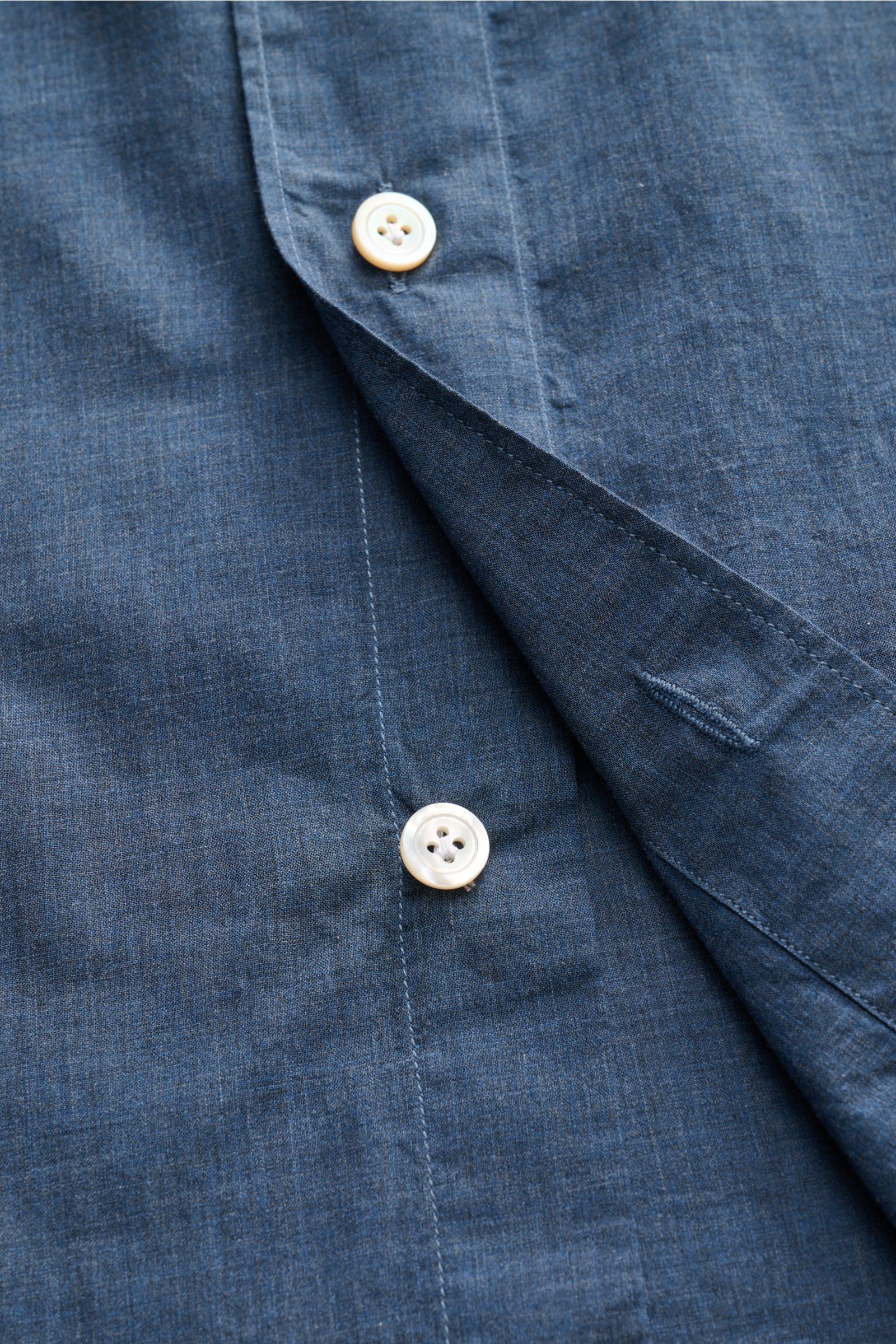 Finamore Casual Hemd 'Sergio Gaeta' Haifisch-Kragen navy aus feiner Baumwolle, Regular Fit, Nahaufnahme der Knopfleiste und Stoffstruktur.