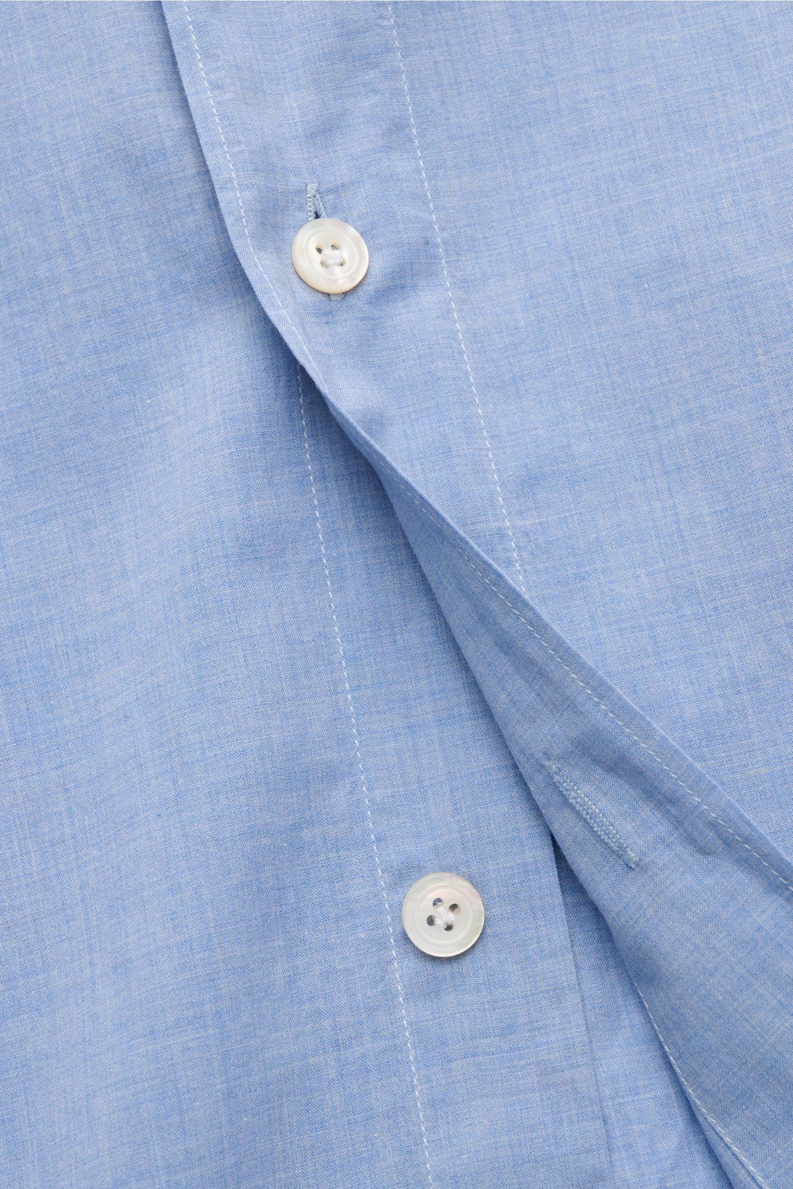 Close-up front view of Finamore Casual Hemd 'Sergio Gaeta' Haifisch-Kragen blau meliert, showing button and fabric texture.

Zeitloser Klassiker: Das Hemd 'Sergio Gaeta' von FINAMORE überzeugt mit klassischem Design und unvergleichbarem Tragekomfort.