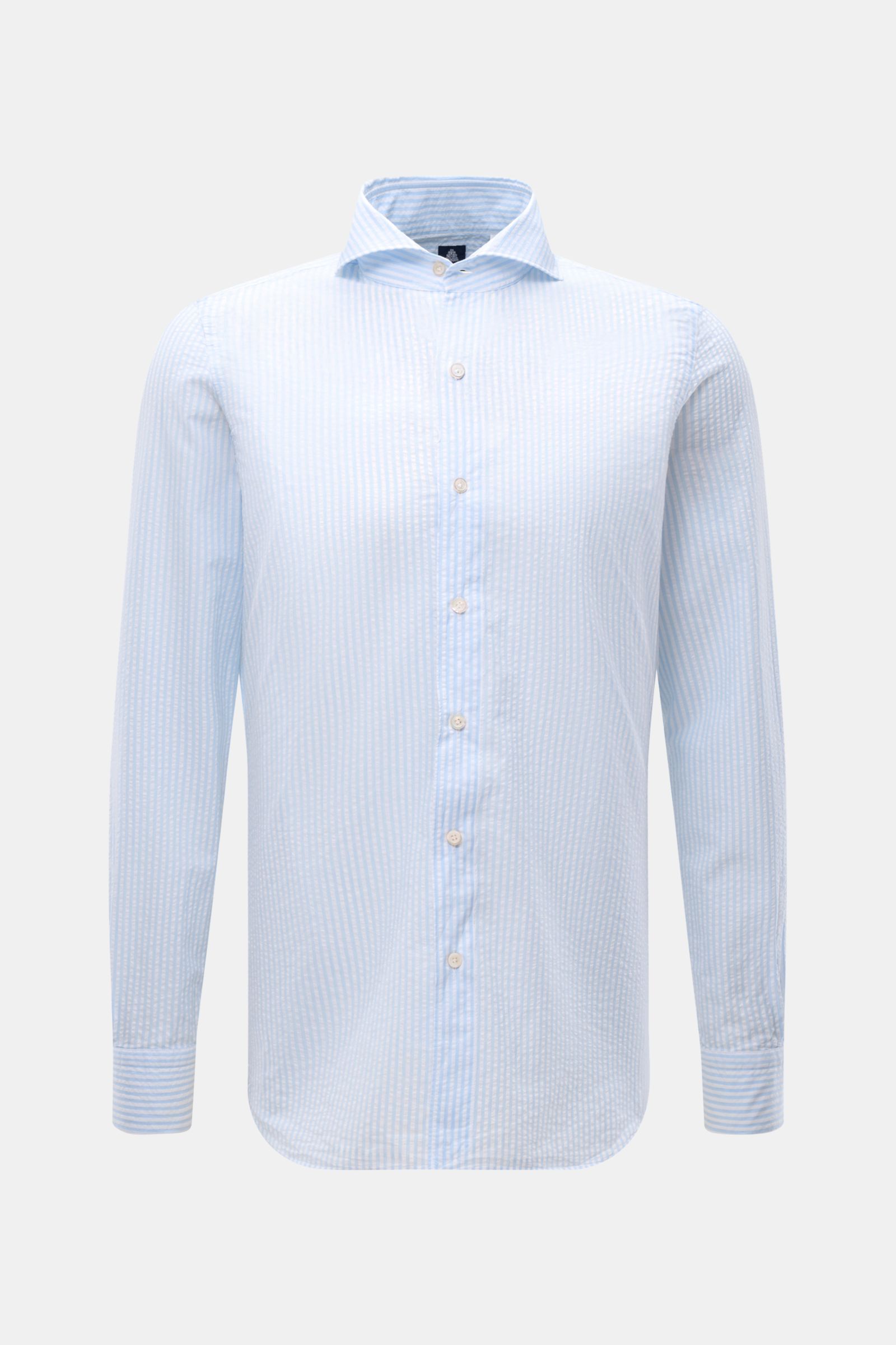 Finamore Seersucker-Hemd 'Sergio Gaeta' Haifisch-Kragen weiß/hellblau gestreift, Slim Fit, Seersucker, weicher Griff, Sportmanschette, frontal fotografiert.