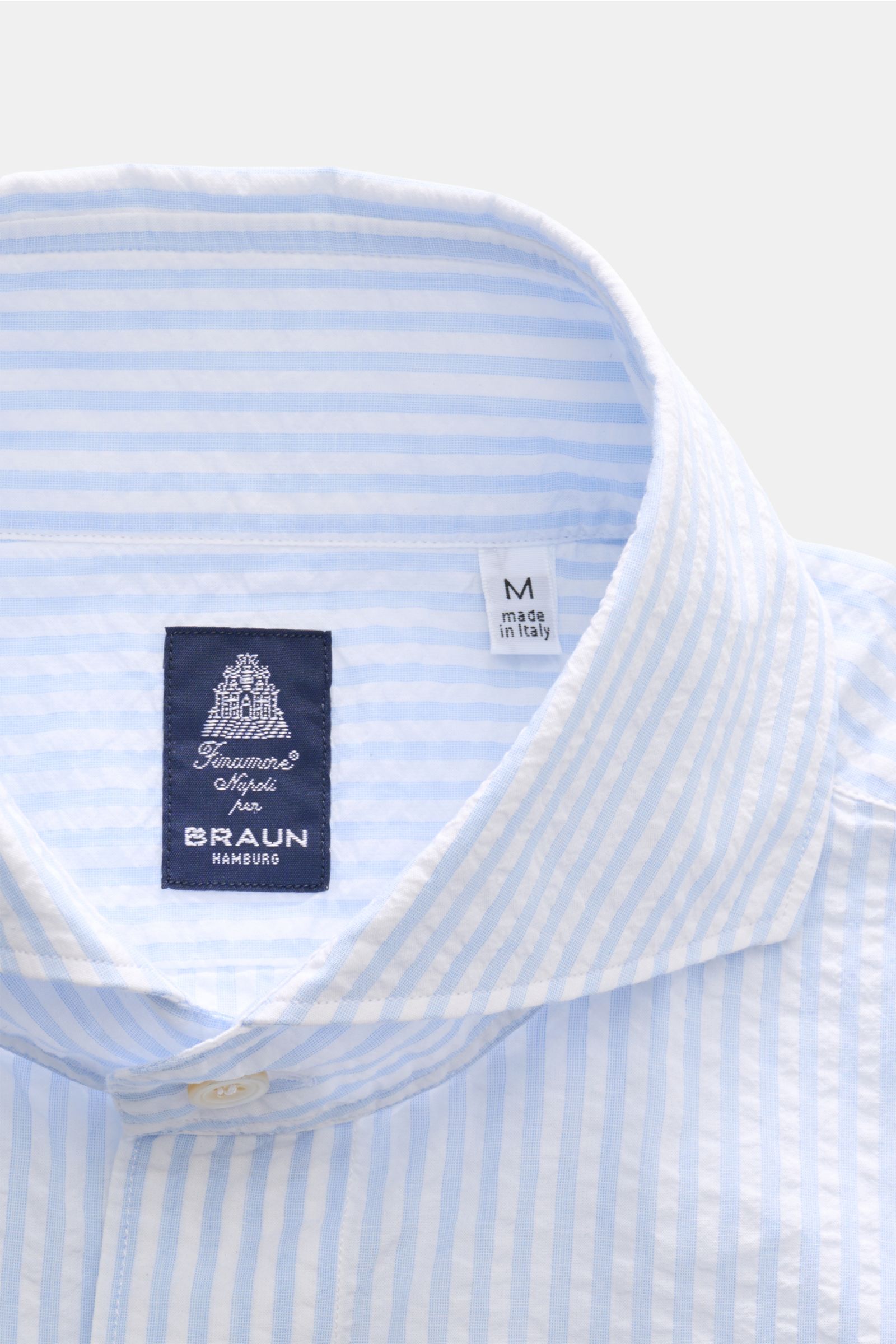Nahaufnahme von Finamore Seersucker-Hemd 'Sergio Gaeta' Haifisch-Kragen weiß/hellblau gestreift, Slim Fit, klassischem Streifenmuster, weichem Griff und französischer Knopfleiste.