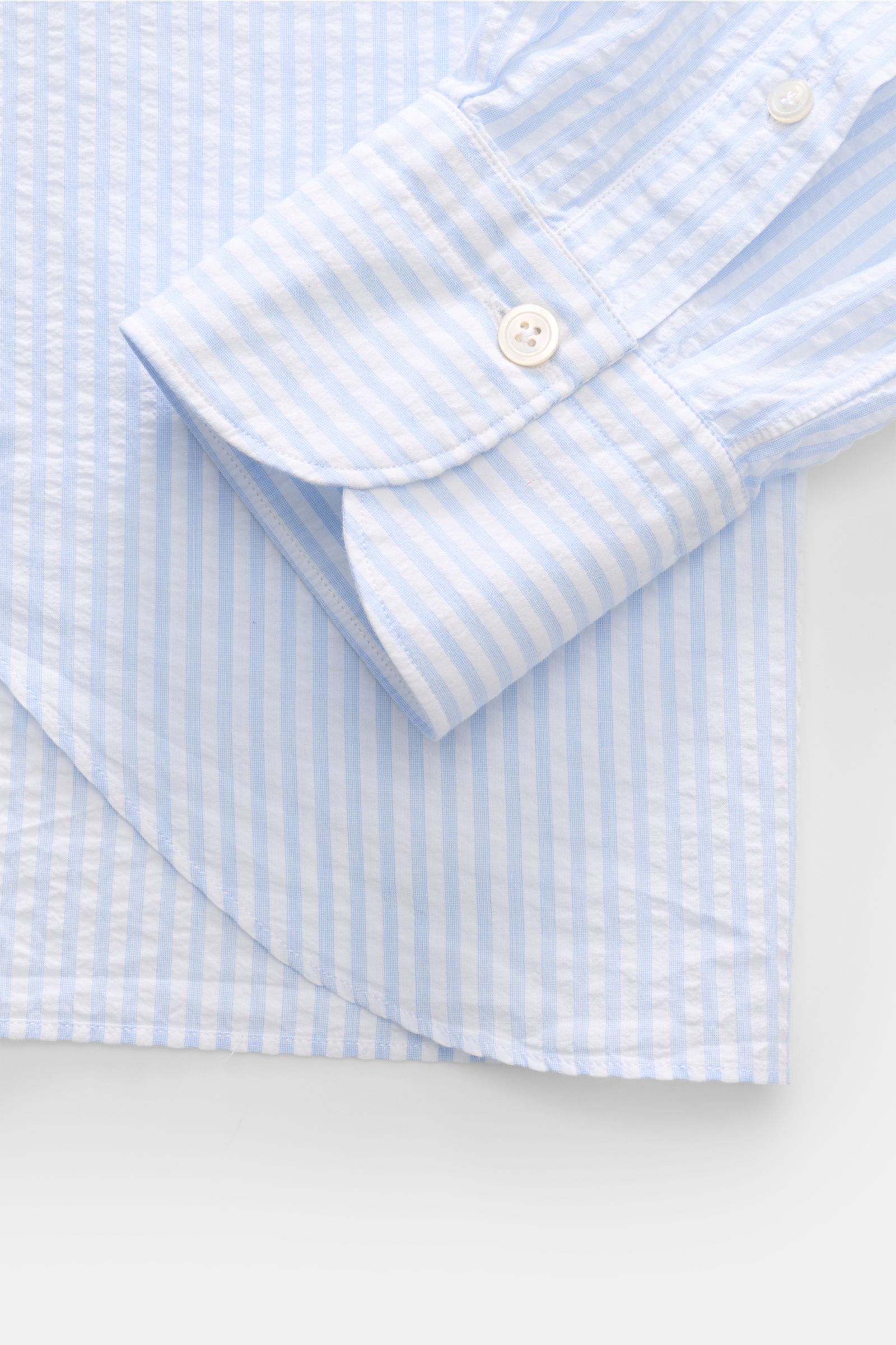 Finamore Seersucker-Hemd 'Sergio Gaeta' Haifisch-Kragen weiß/hellblau gestreift, Detailaufnahme Ärmel und Manschette im Slim Fit, weicher Baumwollstoff.