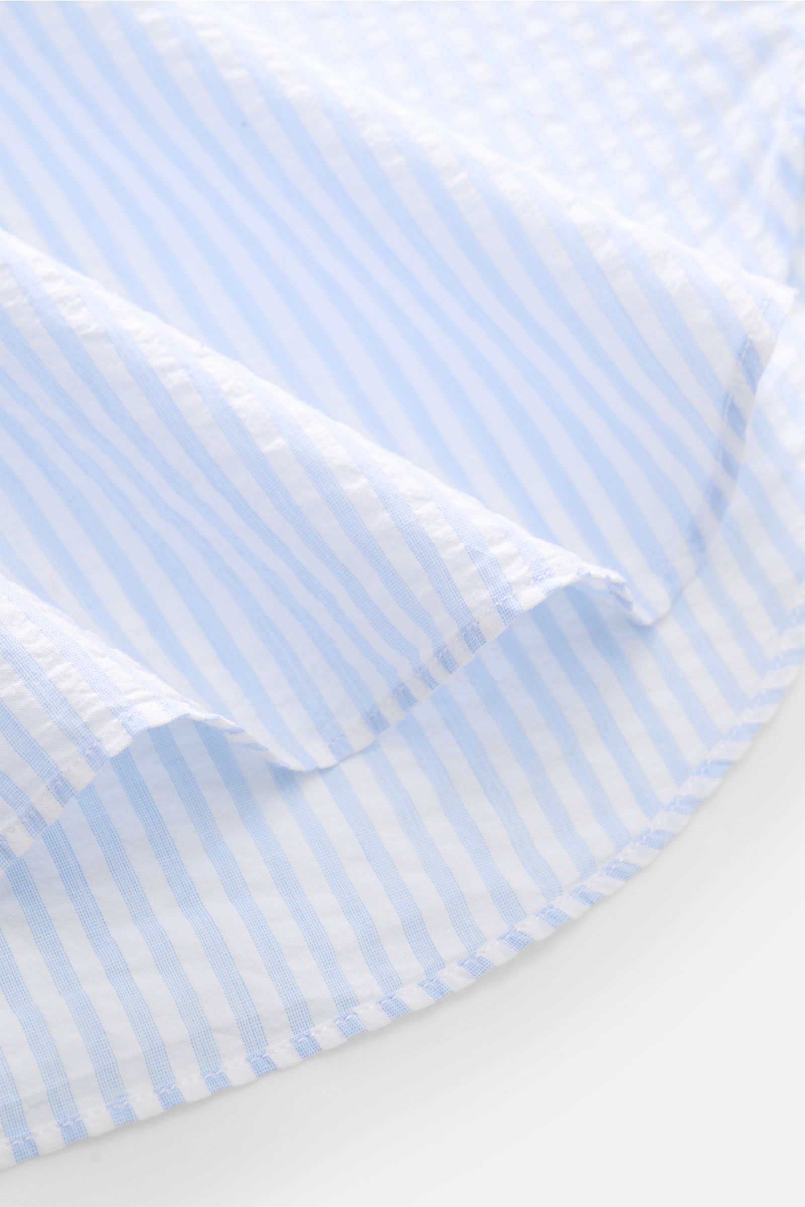 Finamore Seersucker-Hemd 'Sergio Gaeta' Haifisch-Kragen weiß/hellblau gestreift, maritimer Look in Nahaufnahme mit weichem Griff und gerundetem Saum.