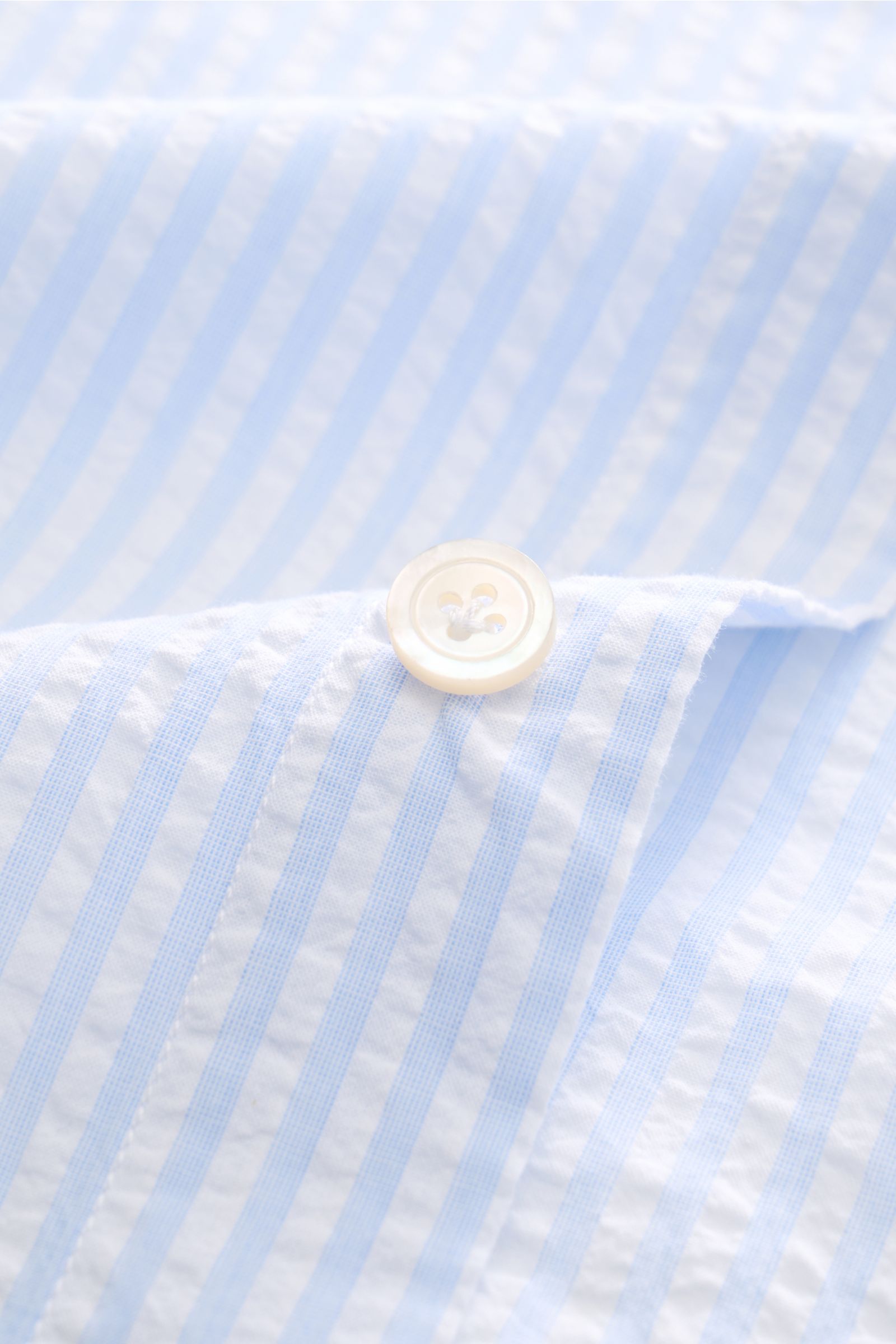 Finamore Seersucker-Hemd 'Sergio Gaeta' Haifisch-Kragen weiß/hellblau gestreift, Nahaufnahme Knopf, weicher Griff, Slim Fit, sportliche Manschette.