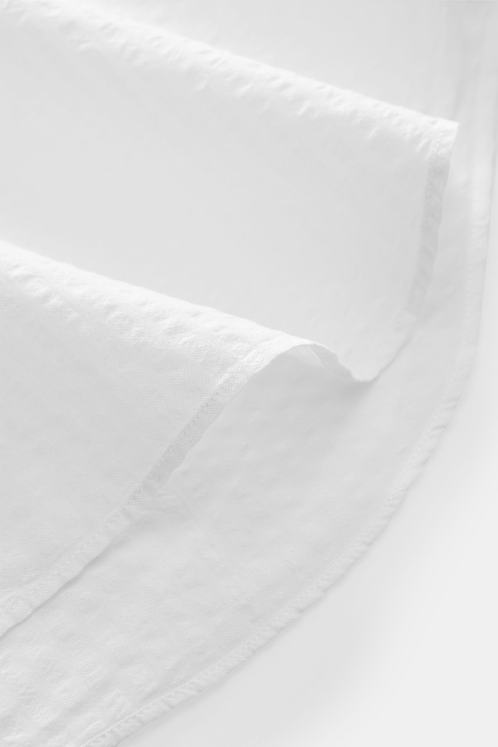 Finamore Seersucker-Hemd 'Sergio Gaeta' Haifisch-Kragen weiß in Nahaufnahme, weicher Griff, Slim Fit, französische Knopfleiste, gerundeter Saum.