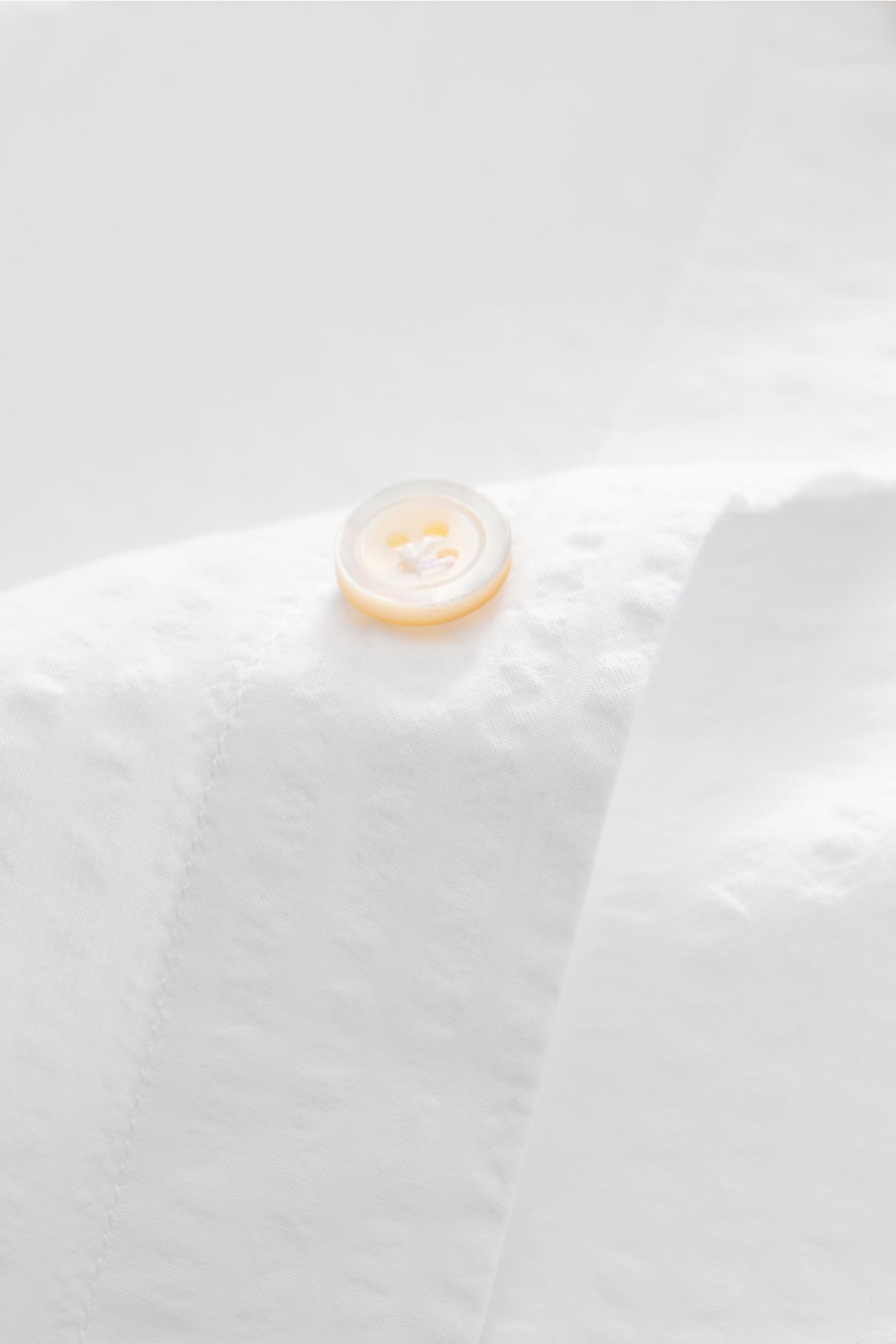 Finamore Seersucker-Hemd 'Sergio Gaeta' Haifisch-Kragen weiß, Nahaufnahme Knopf, weicher Griff, Slim Fit, Sportmanschette, gerundeter Saum.