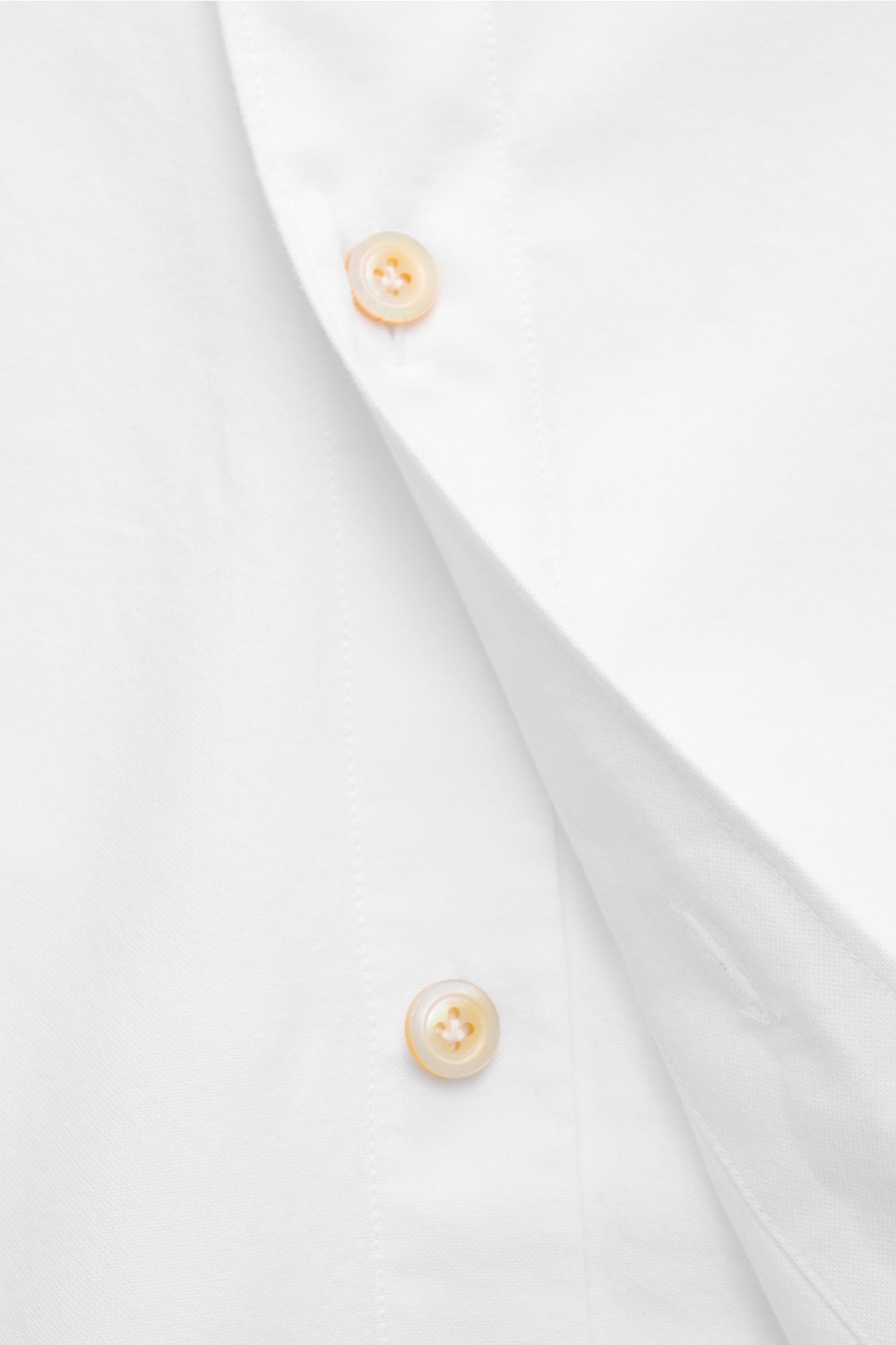 Nahaufnahme des weißen Finamore Casual Hemd 'Sergio Gaeta' Haifisch-Kragen, Popeline Baumwolle, Slim Fit, französische Knopfleiste, Sportmanschette, gerundeter Saum.