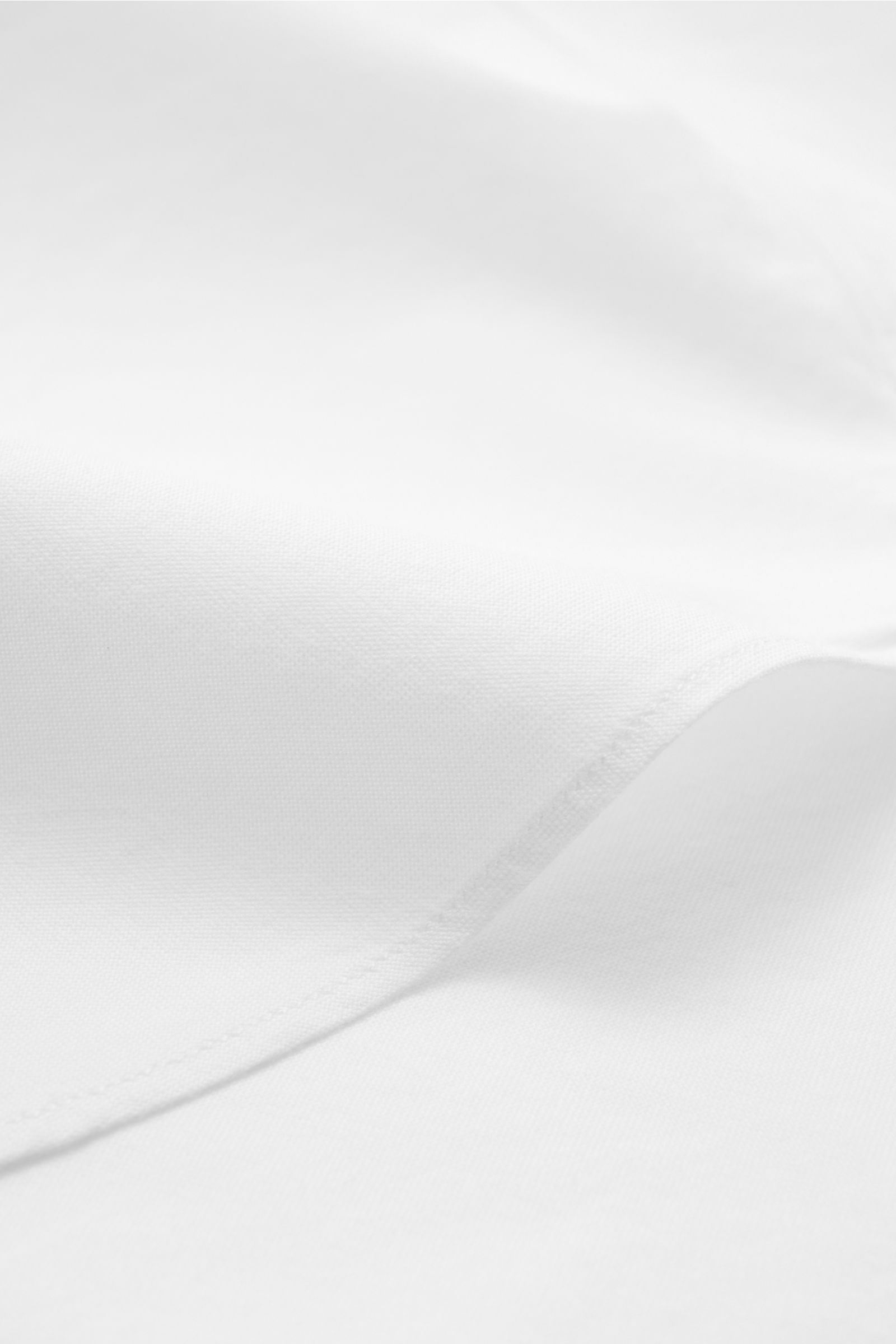 Finamore Casual Hemd 'Sergio Gaeta' Haifisch-Kragen weiß, Detailaufnahme von Popeline-Baumwolle, weicher Griff, Slim Fit, gerundeter Saum.