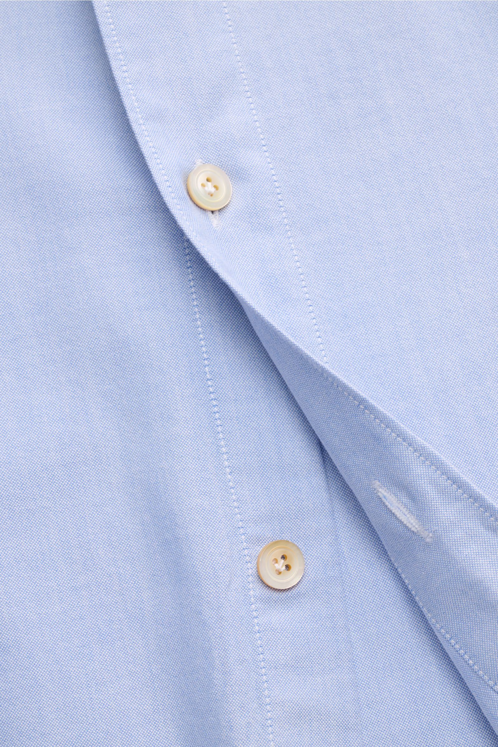 Finamore Casual Hemd 'Sergio Gaeta' Haifisch-Kragen hellblau, Nahaufnahme der Knopfleiste aus Popeline-Baumwolle mit weichem Griff, Slim Fit.
