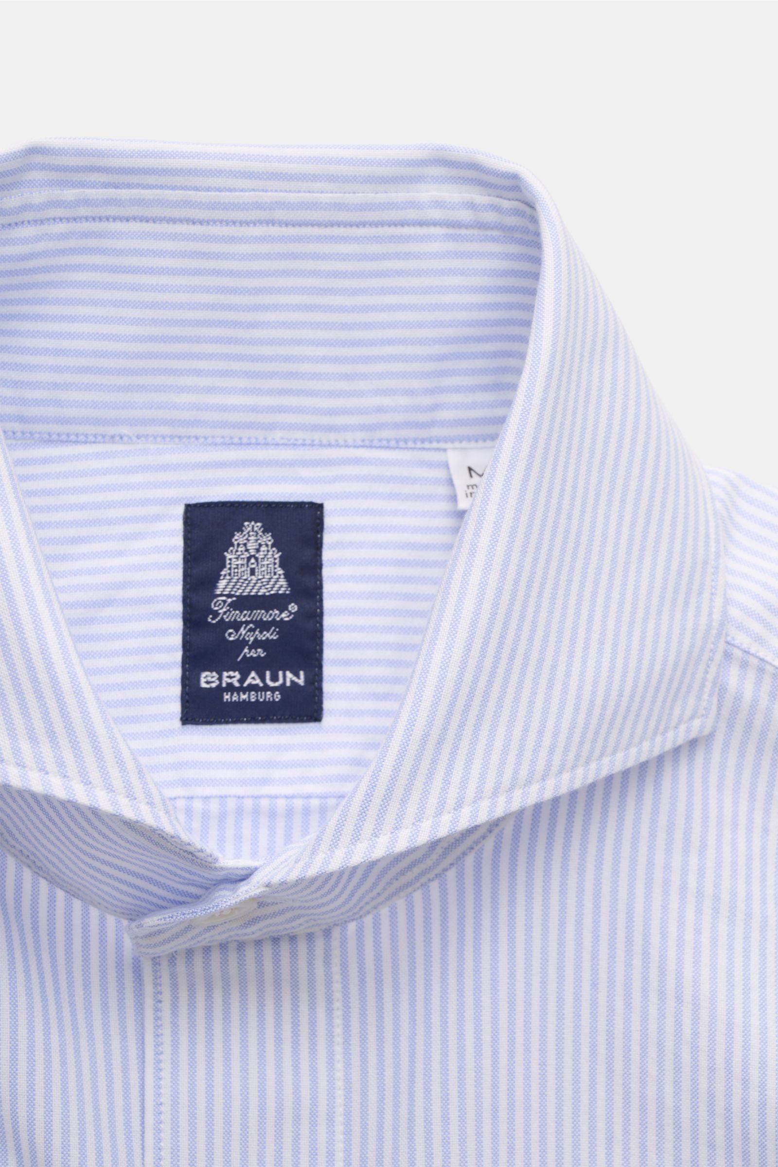 Finamore Casual shirt 'Sergio Gaeta' shark collar light blue/white striped shown close-up from above, pure cotton popeline, soft feel, slim fit, shark collar, French button placket, classic barrel cuffs, rounded hem.