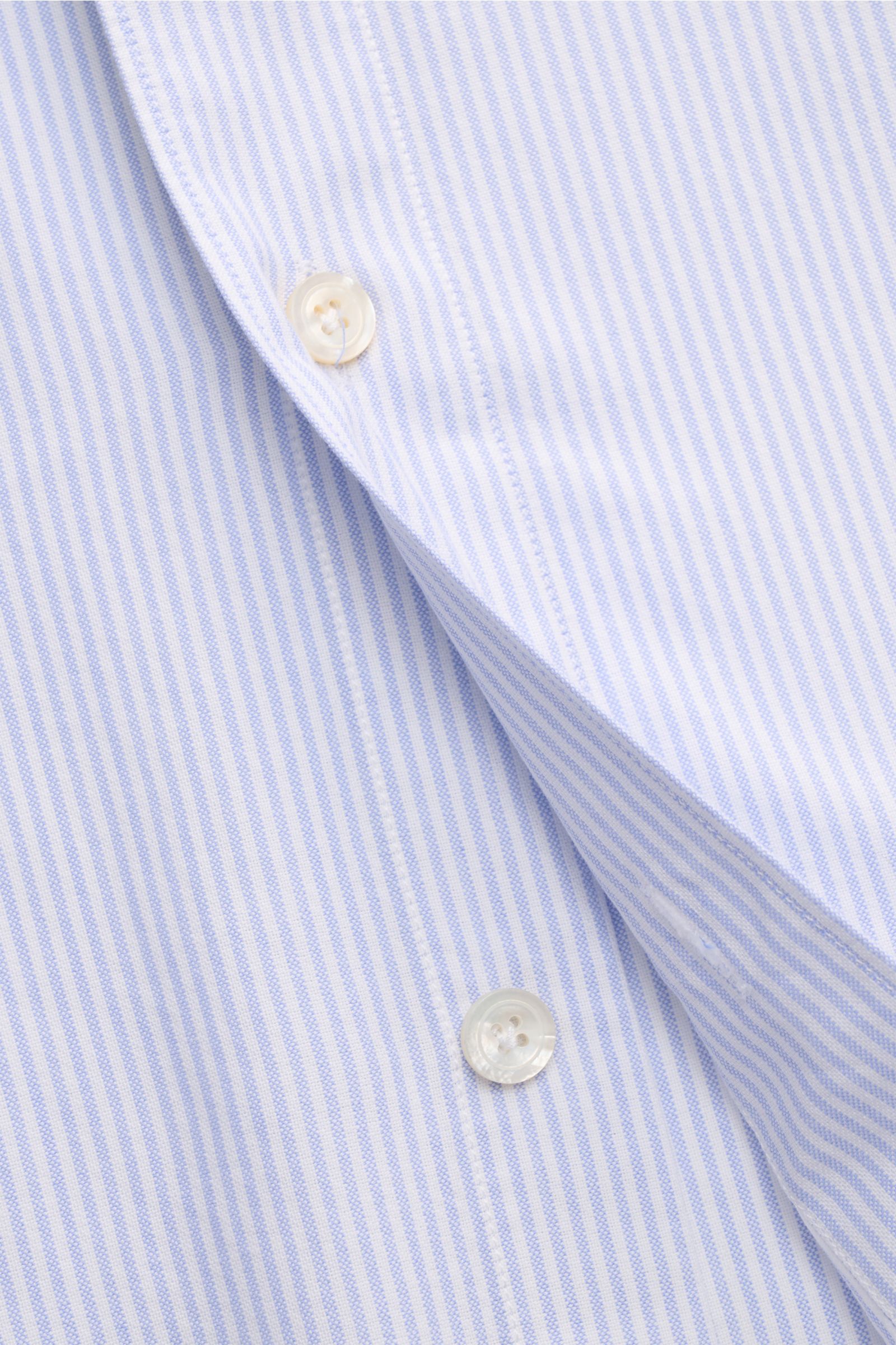 Finamore Casual shirt 'Sergio Gaeta' shark collar light blue/white striped shown from front close-up, pure cotton popeline, soft feel, slim fit, shark collar, French button placket, classic barrel cuffs, rounded hem.