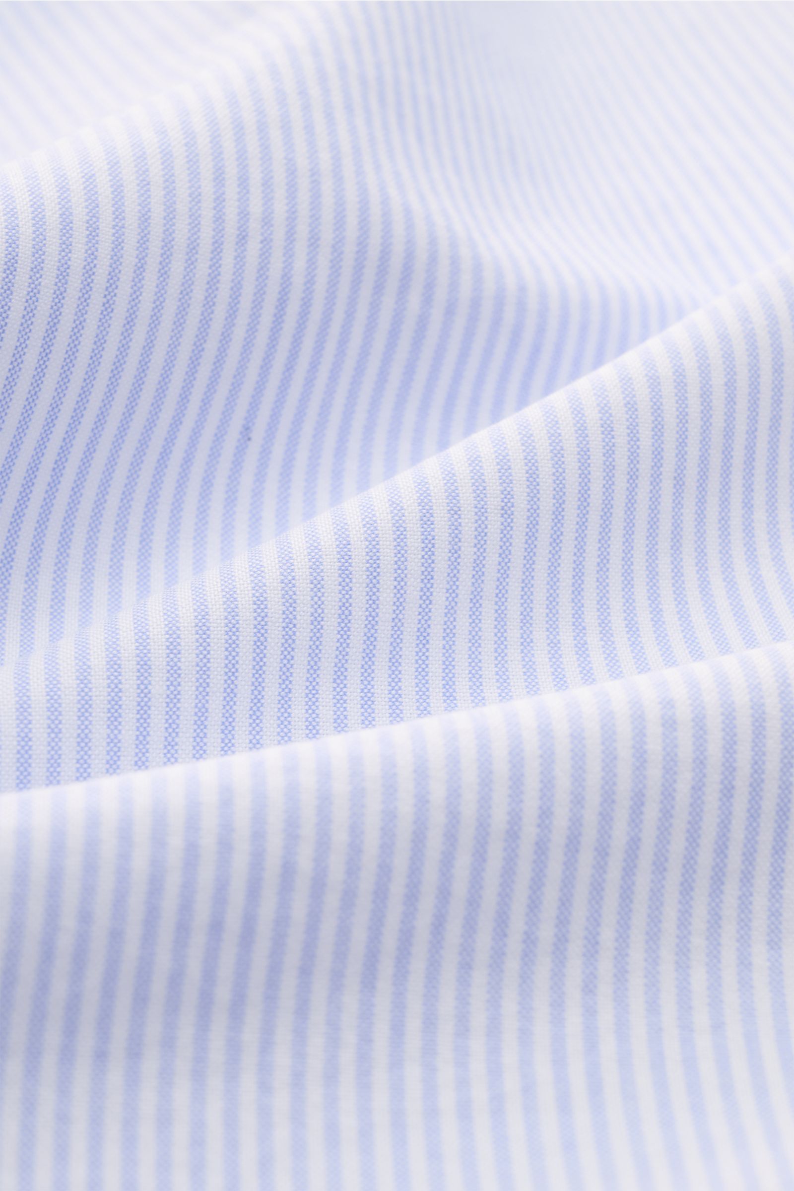 Finamore Casual shirt 'Sergio Gaeta' shark collar light blue/white striped fabric close-up from a front angle, showing pure cotton popeline, soft feel, slim fit, shark collar, French button placket, classic barrel cuffs, rounded hem.