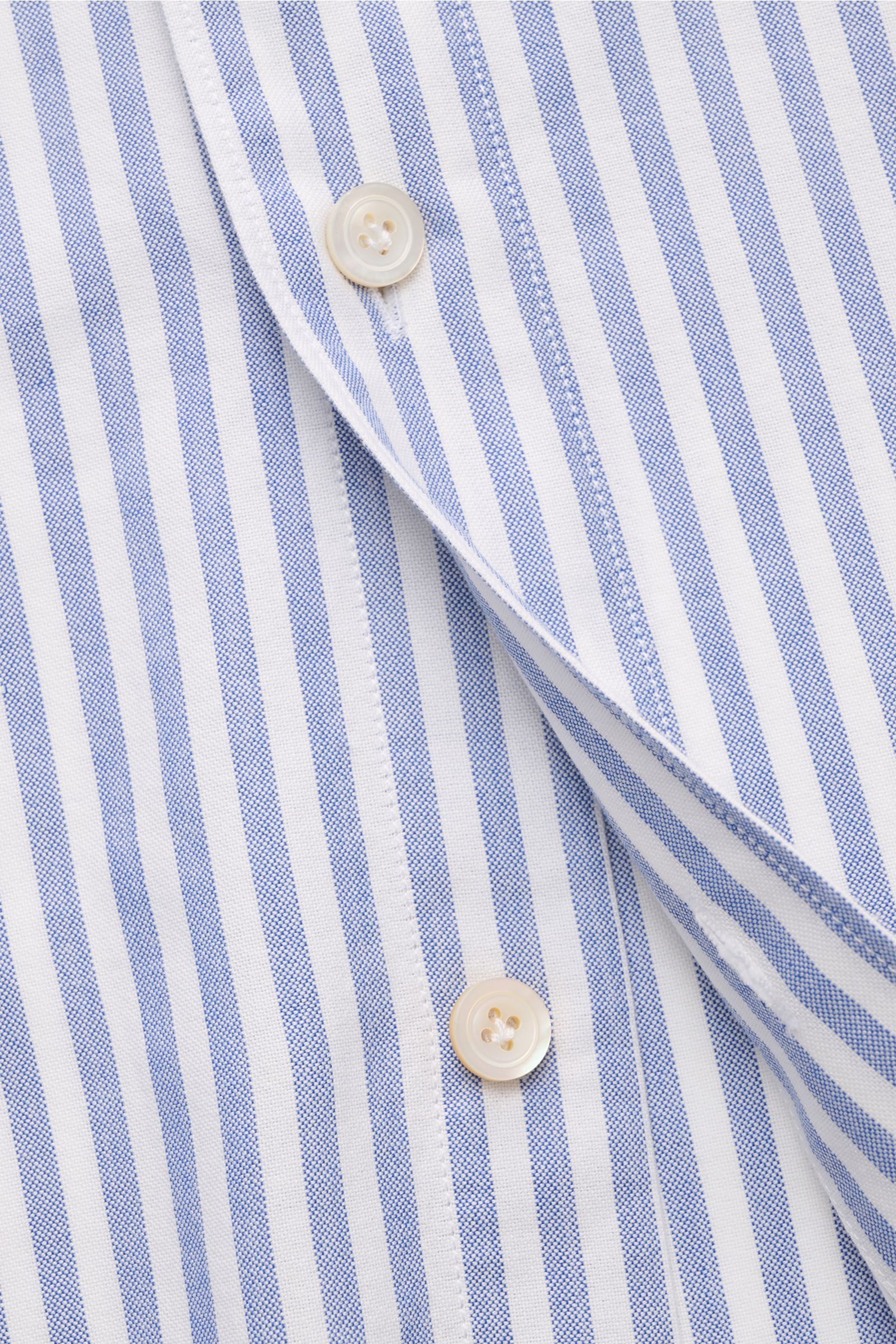 Nahaufnahme des Finamore Casual Hemd 'Sergio Gaeta' Haifisch-Kragen blau/weiß gestreift aus Popeline Baumwolle, weicher Griff, Slim Fit, Haifisch-Kragen, französische Knopfleiste, klassische Sportmanschette und gerundeter Saumverlauf, von schräger Frontal