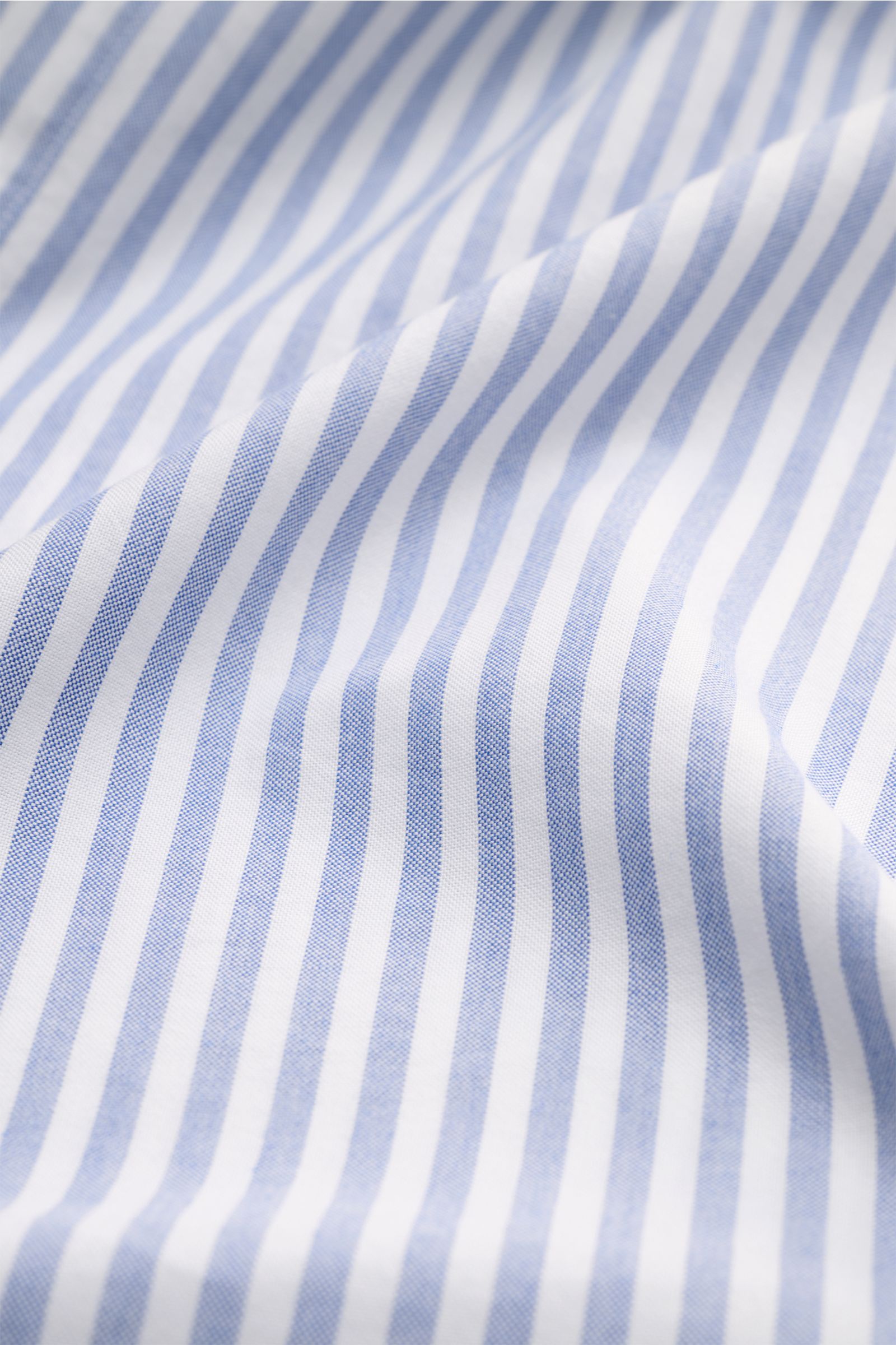 Finamore Casual Hemd 'Sergio Gaeta' Haifisch-Kragen blau/weiß gestreift, Popeline, weicher Griff, Slim Fit, Haifisch-Kragen, französische Knopfleiste, Sportmanschette, gerundeter Saum, Nahaufnahme, Stoffdetail.