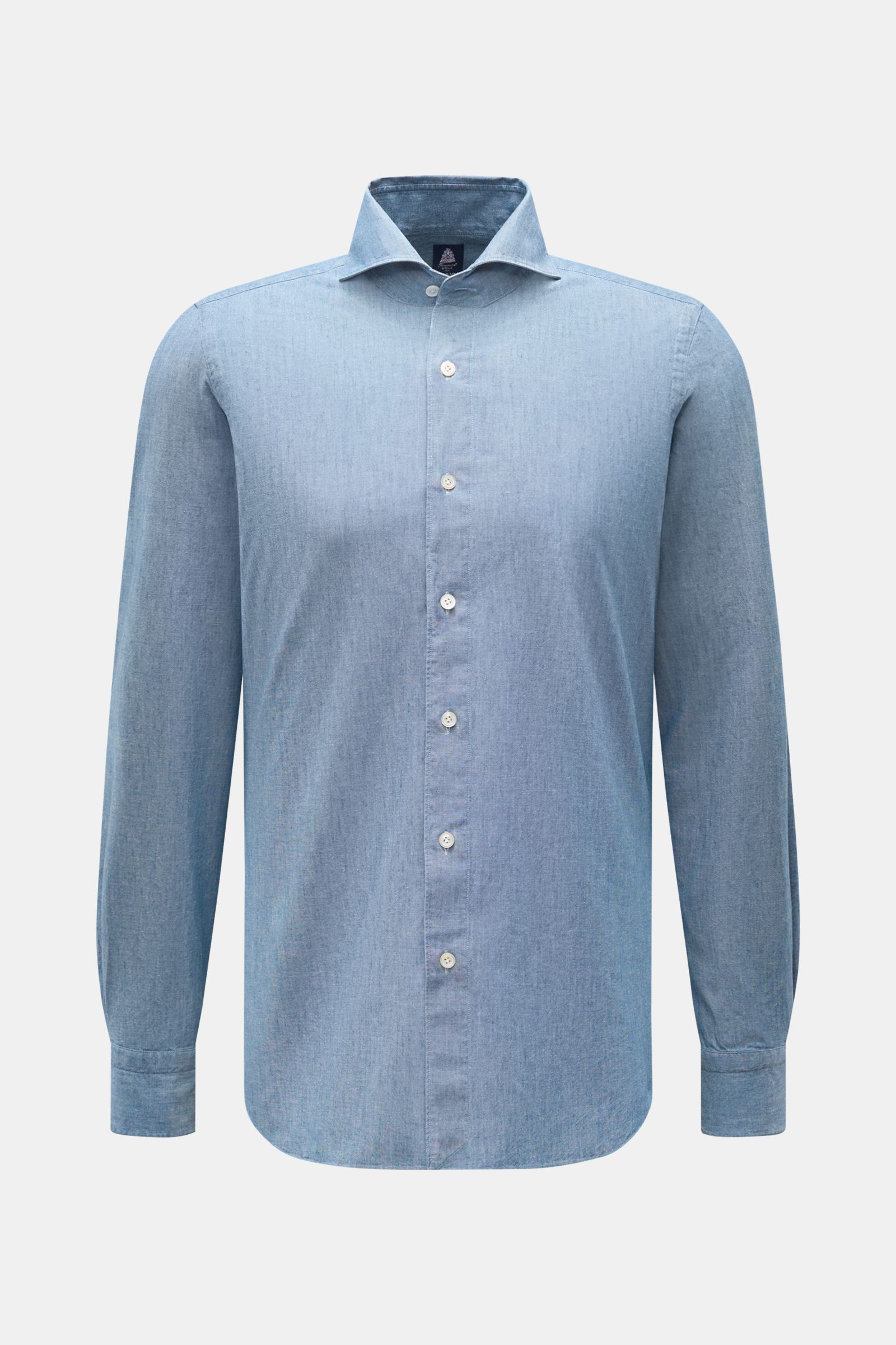 Frontansicht des Finamore Jeanshemd 'Sergio Gaeta' Haifisch-Kragen rauchblau, Regular Fit, reine Baumwolle, leichter Denim, extralange Ärmel, gerundeter Saum.