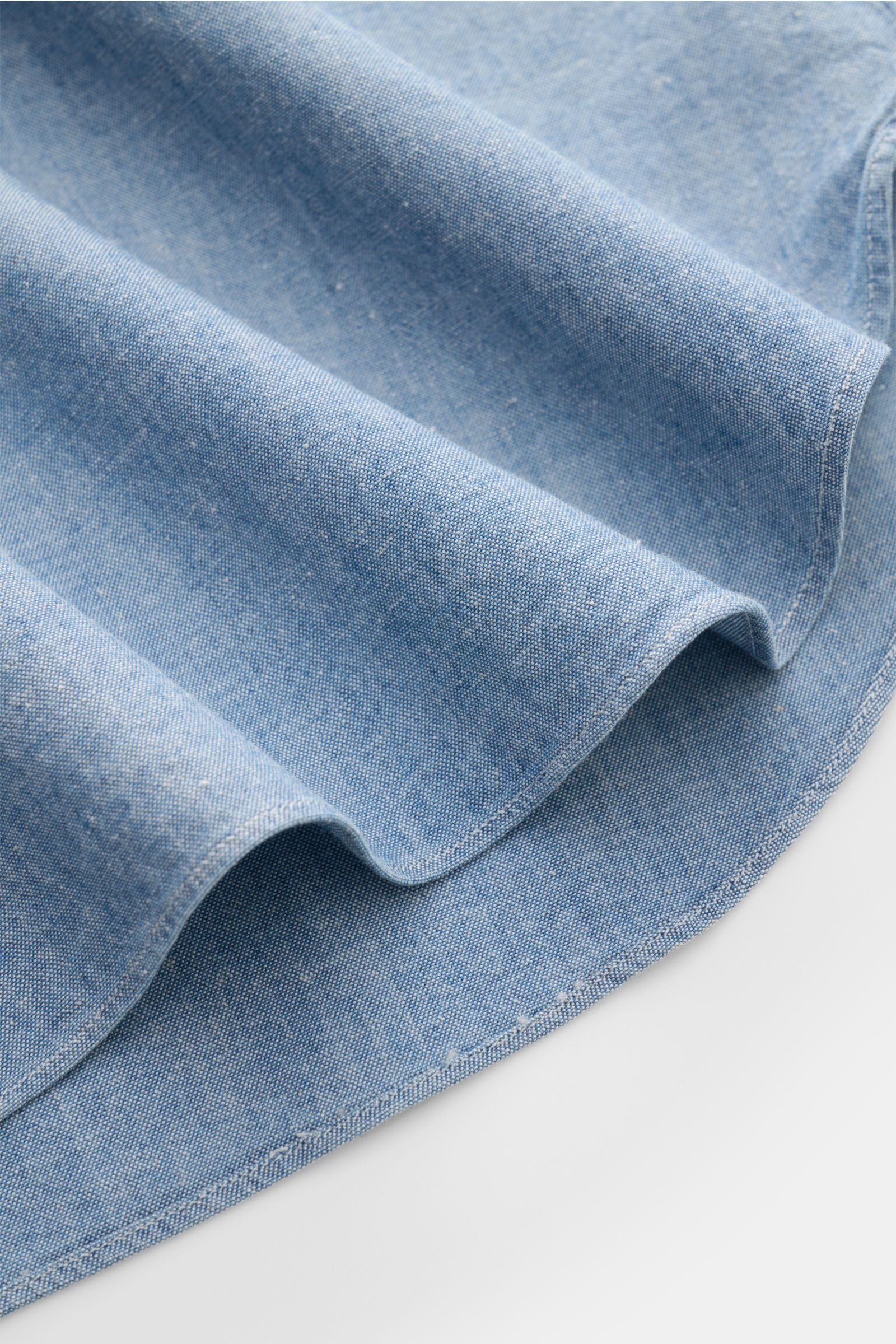 Feines Jeanshemd 'Finamore Jeanshemd 'Sergio Gaeta' Haifisch-Kragen rauchblau' aus leichter Baumwolle, Regular Fit, gerundeter Saum, Detailaufnahme von unten.