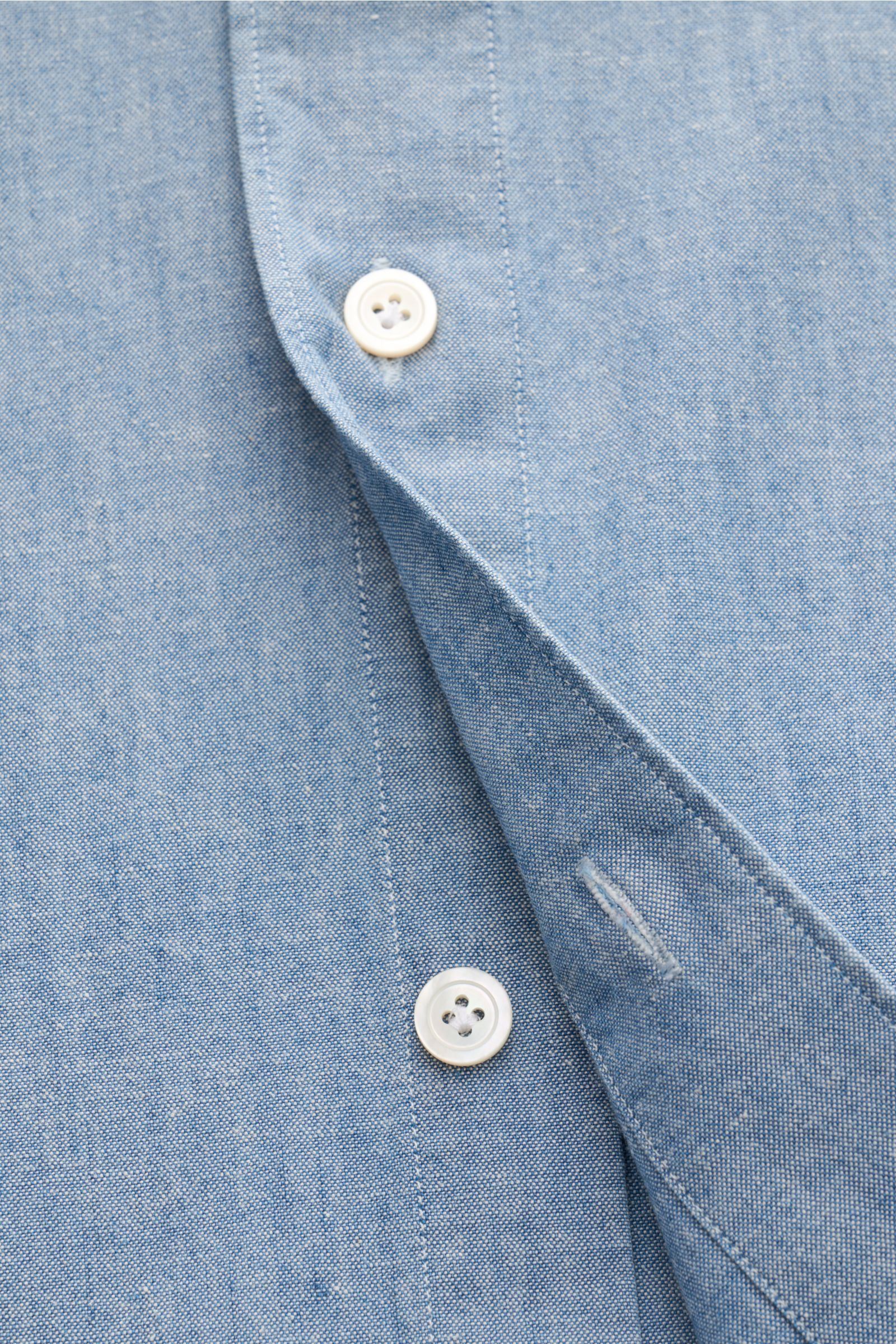 Nahaufnahme des Finamore Jeanshemd 'Sergio Gaeta' Haifisch-Kragen rauchblau, leichter Denim, Regular Fit mit französischer Knopfleiste.