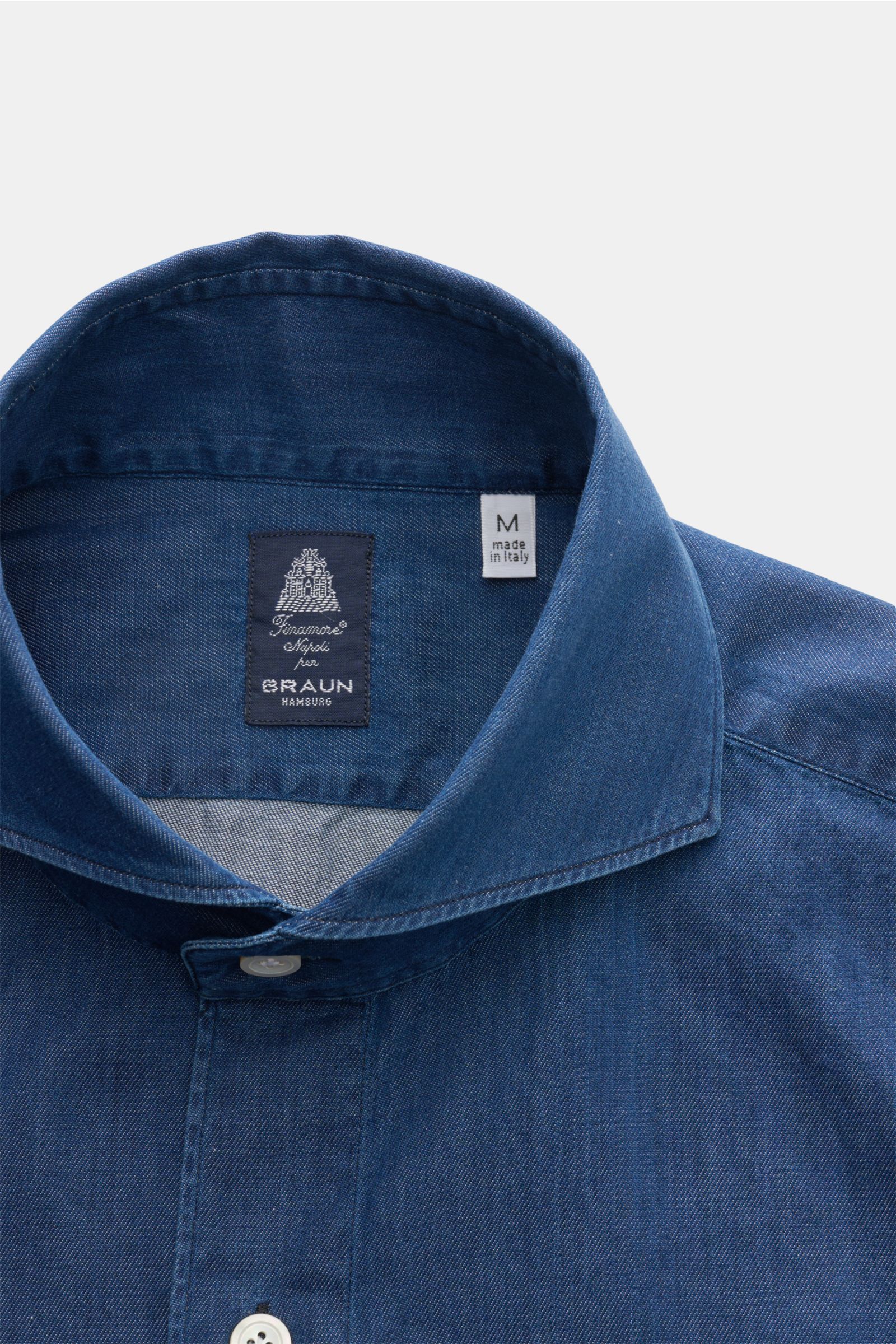 Finamore Jeanshemd 'Sergio Gaeta' Haifisch-Kragen dunkelblau, leichter Denim, Regular Fit, von oben fotografiert, mit französischer Knopfleiste.