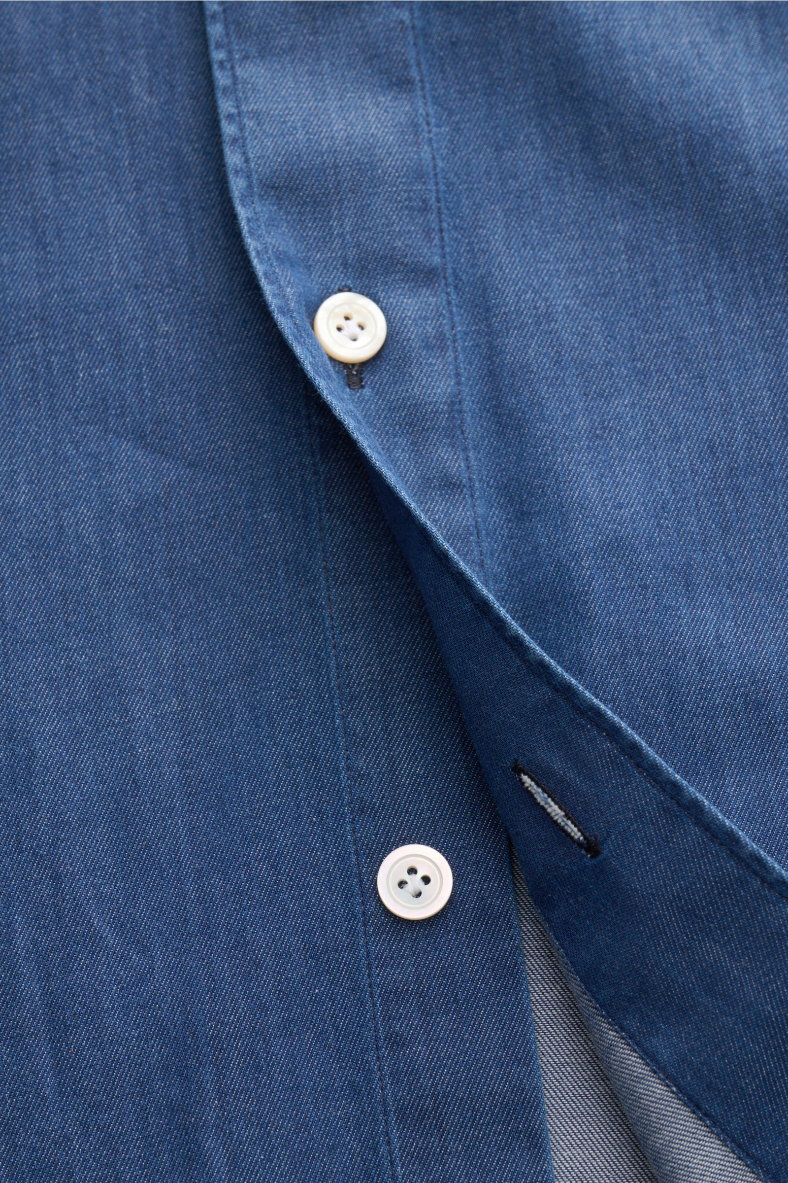 Finamore Jeanshemd 'Sergio Gaeta' Haifisch-Kragen dunkelblau, Detailansicht der Knopfleiste aus leichter Baumwolle im Denim-Look.