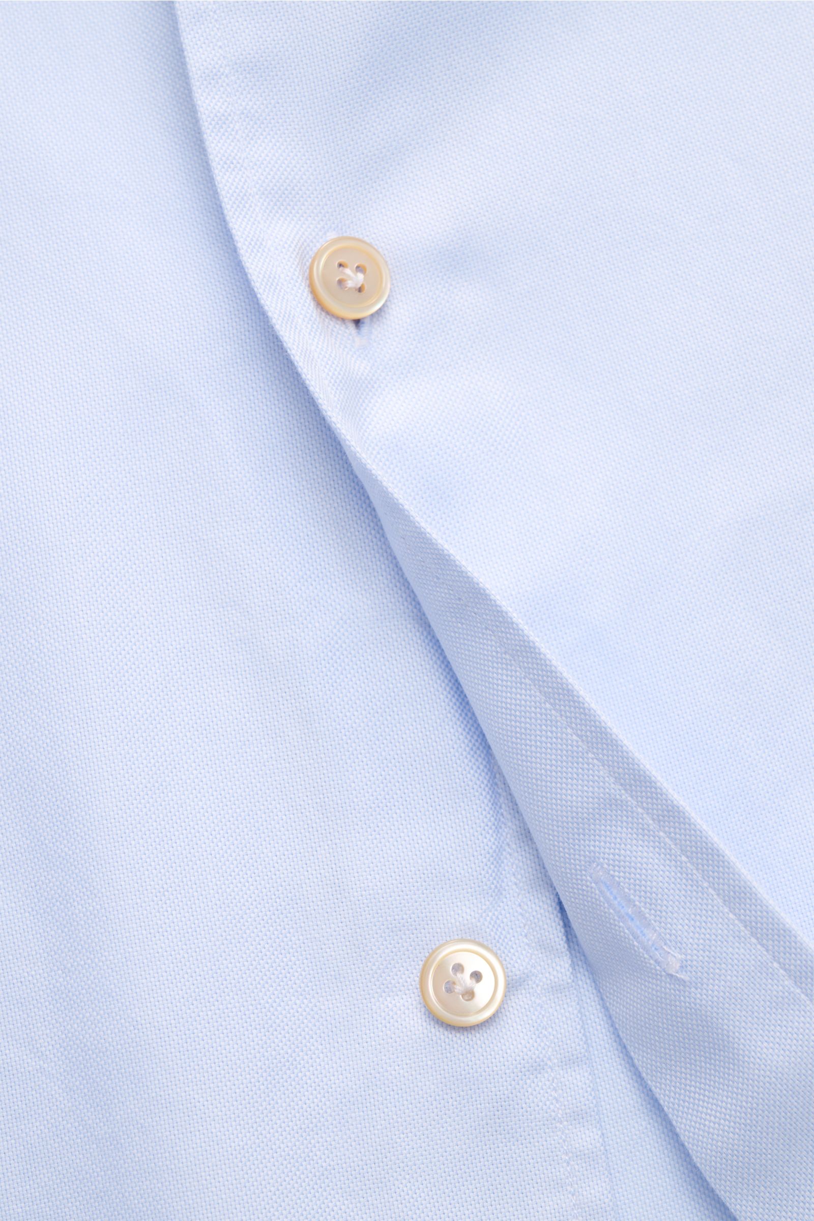 Nahaufnahme des Borrelli Oxford Hemd 'Ettore' Haifisch-Kragen hellblau mit klassischer französischer Knopfleiste, Oxford-Baumwolle und feiner Struktur.