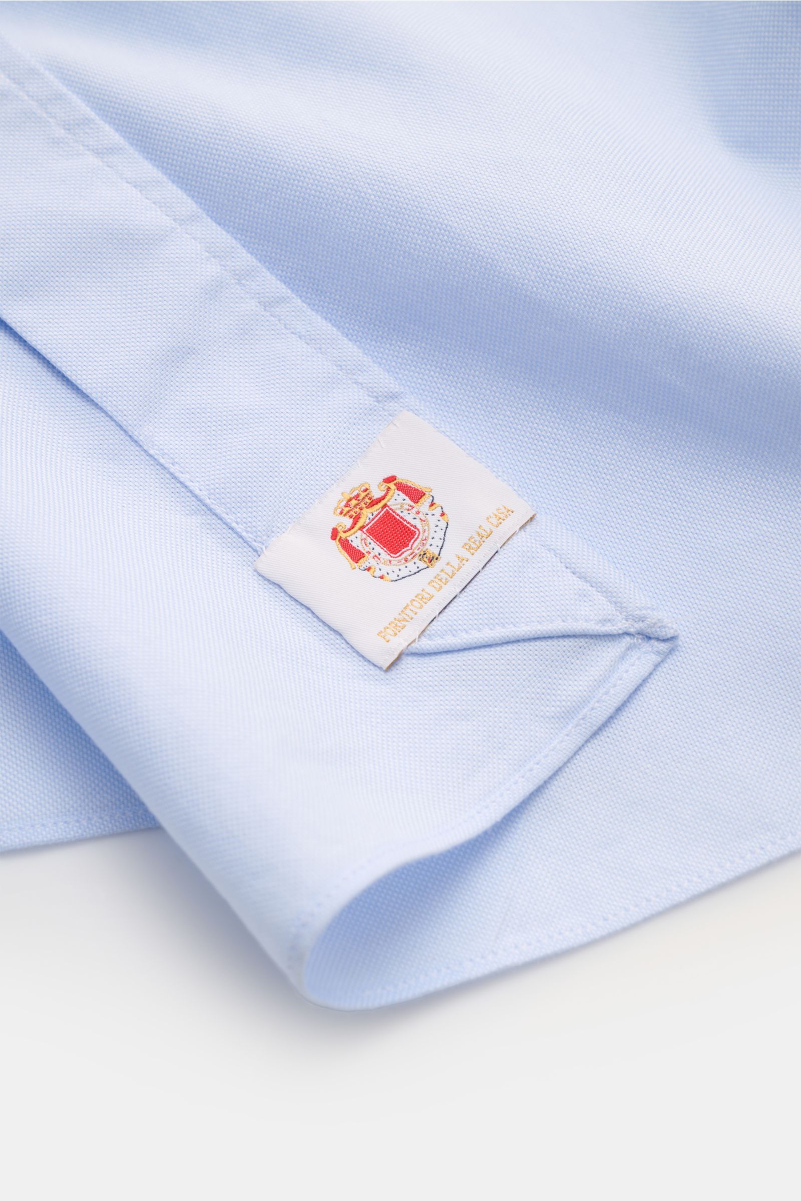 Borrelli Oxford Hemd 'Ettore' Haifisch-Kragen hellblau, Nahaufnahme der Ärmel mit Oxford-Baumwollstruktur, Extra Slim Fit, französische Knopfleiste.