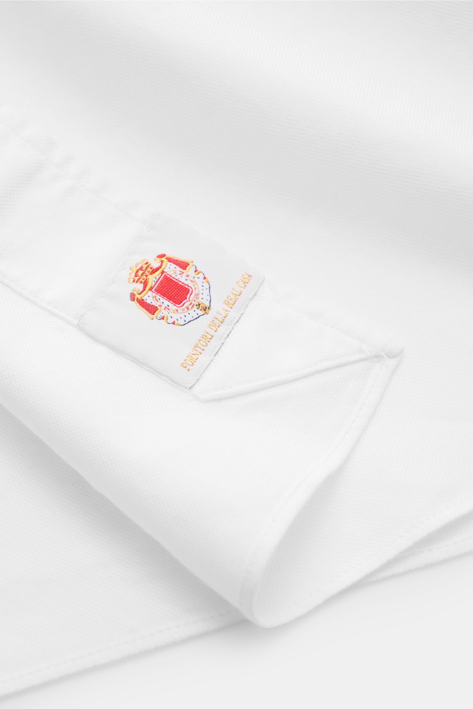 Borrelli Oxford Hemd 'Ettore' Haifisch-Kragen weiß, Nahaufnahme der extra langen Ärmel mit klassischer Sportmanschette aus reiner Baumwolle.