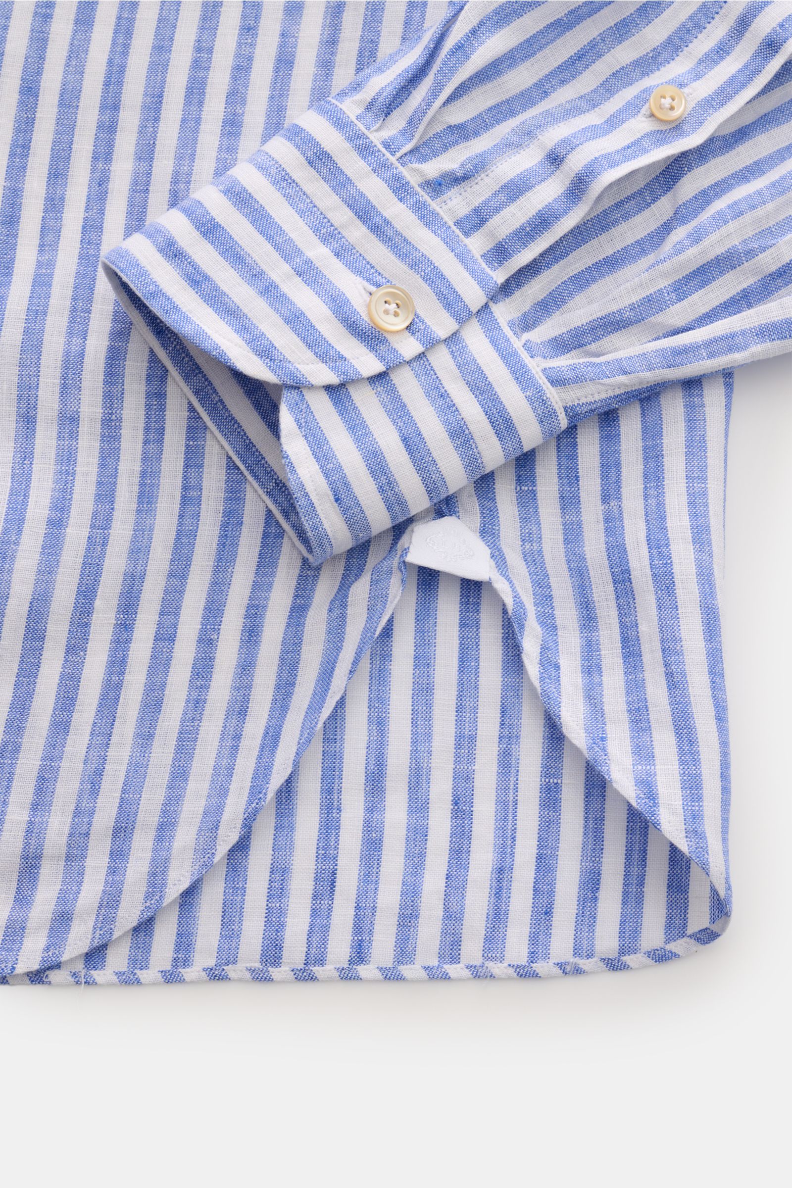 Borrelli Leinenhemd 'Ettore' Haifisch-Kragen blau/weiß gestreift, Detailaufnahme von Ärmel, Manschette, Taillenabnähern und Saum aus reinem Leinen.