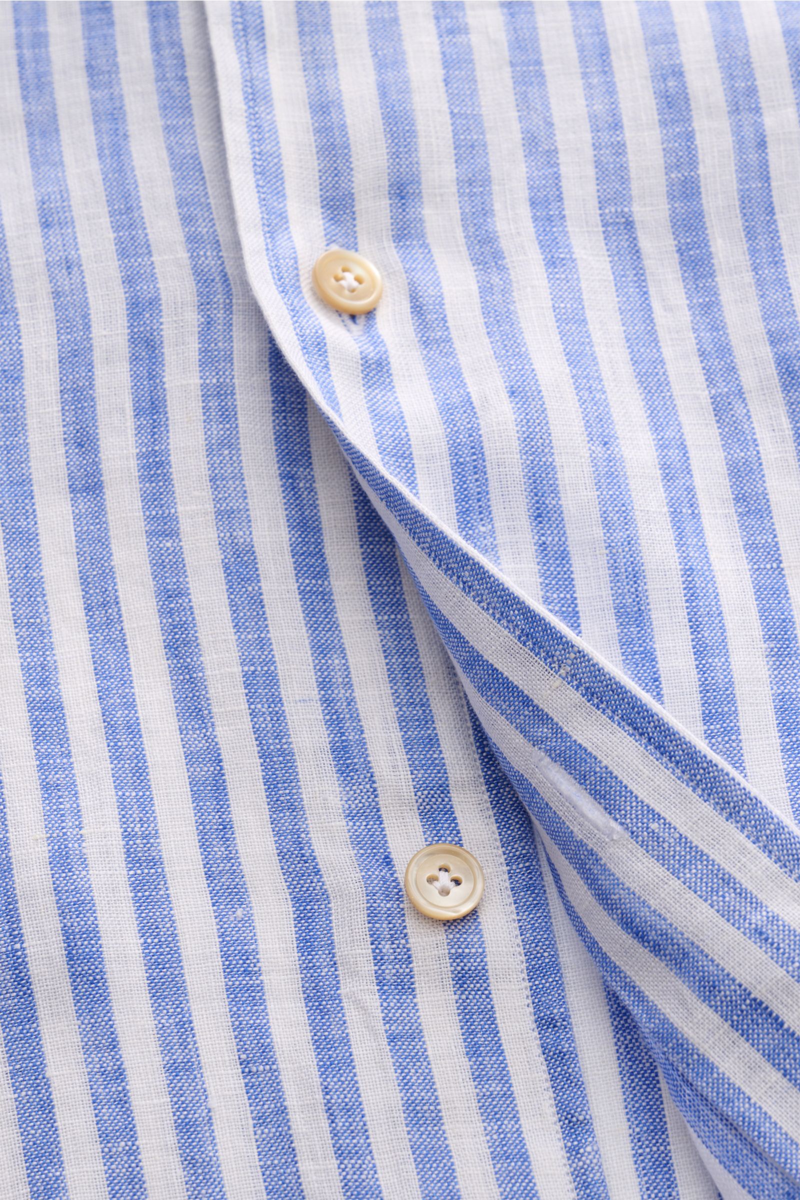 Borrelli Leinenhemd 'Ettore' Haifisch-Kragen blau/weiß gestreift, Detailaufnahme Knopfleiste, reines Leinen, luftige Struktur.